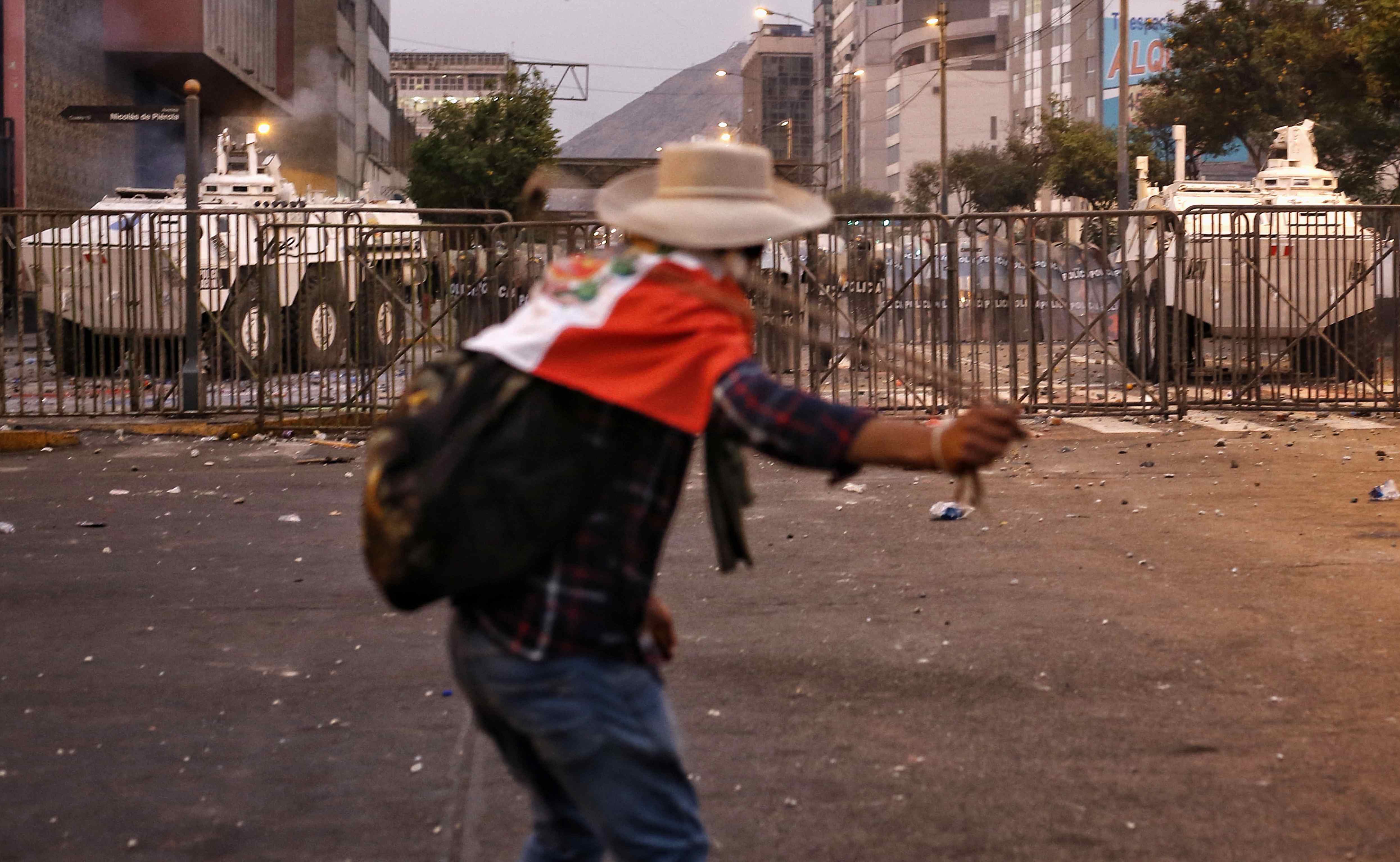 Crisis en Perú: gobernador disparó contra manifestantes que atacaban su casa