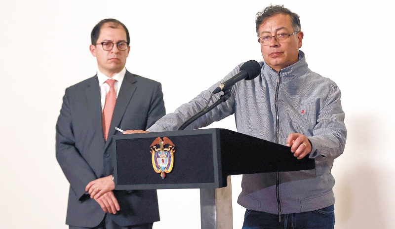 Francisco Barbosa y el presidente Gustavo Petro durante el anuncio de investigaciones por corrupción en bienes incautados a la mafia. / EFE
