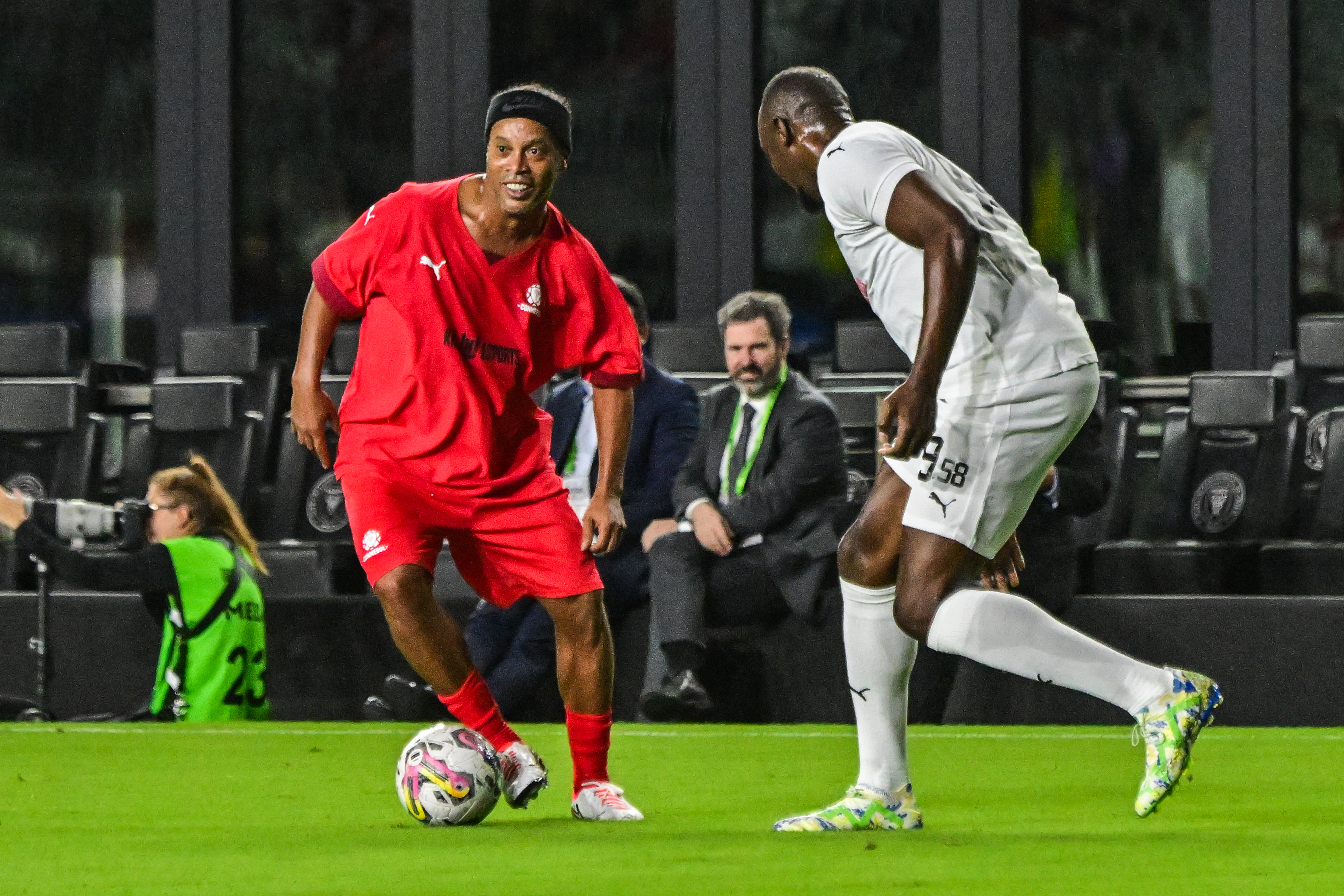 Usain Bolt le pidió un autógrafo a Ronaldinho, video: ¡Respeto entre estrellas!