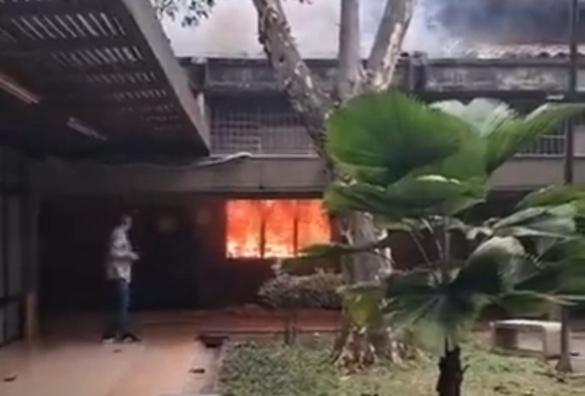 Encapuchados prendieron fuego en oficina del Politécnico Jaime Isaza Cadavid, en Medellín
