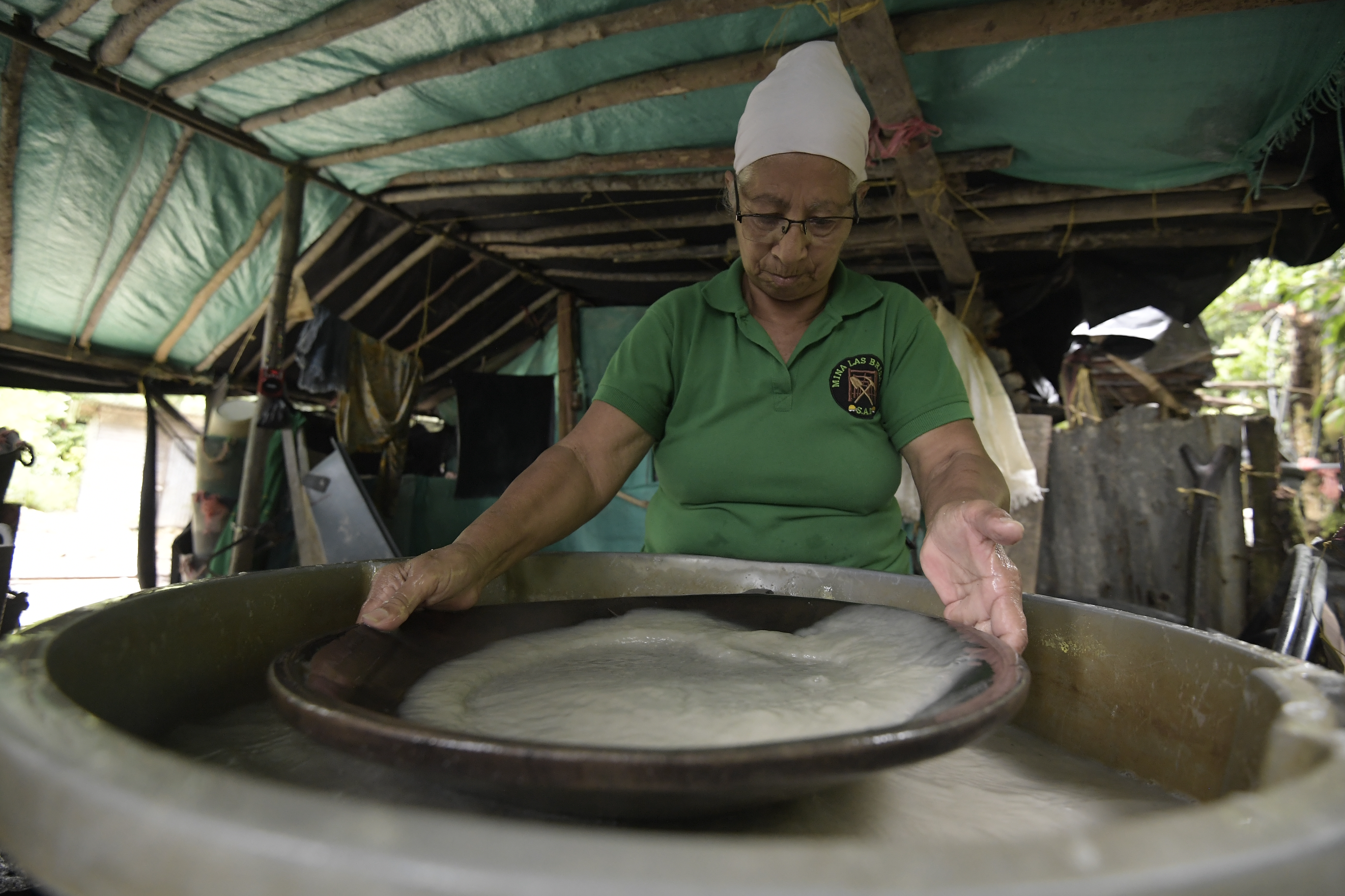 Diferentes aspectos de esta mina ubicada en Segovia, Antioquia: Mineros, explotación de materiales, maquinaria, cascos para minería.