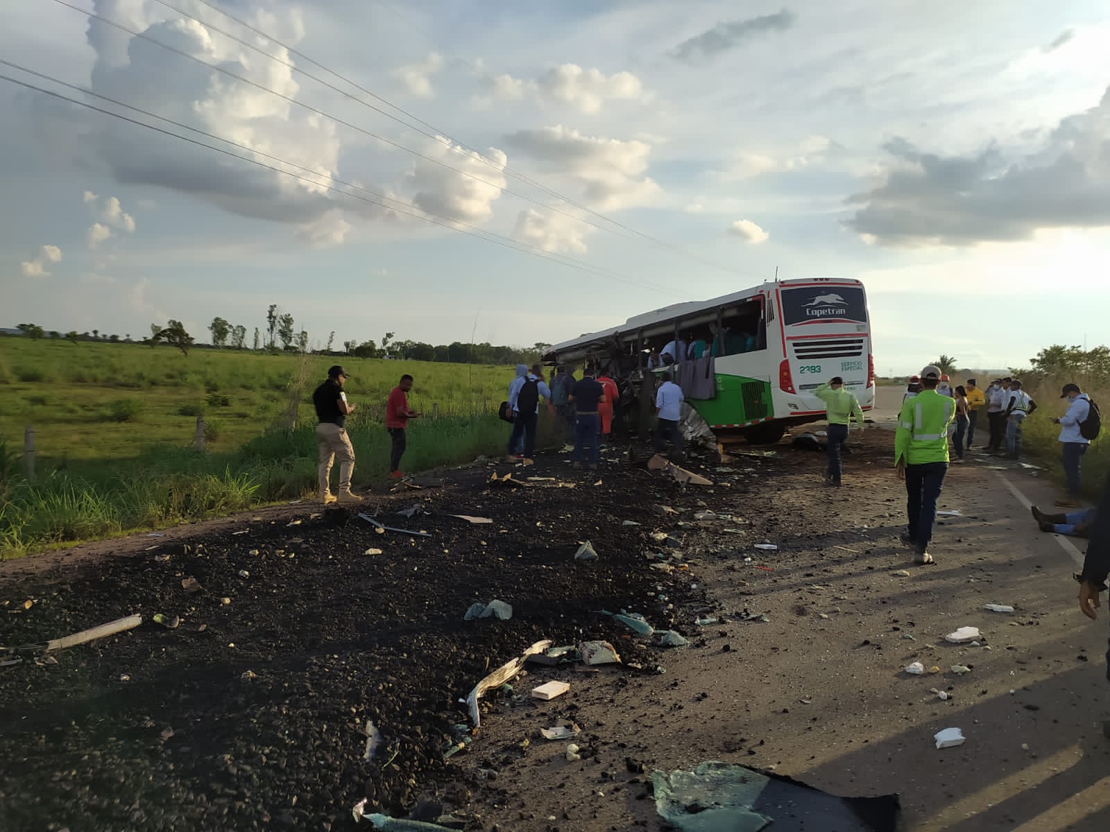 Tres muertos dejó choque de un camión con carbón y un bus en Cesar