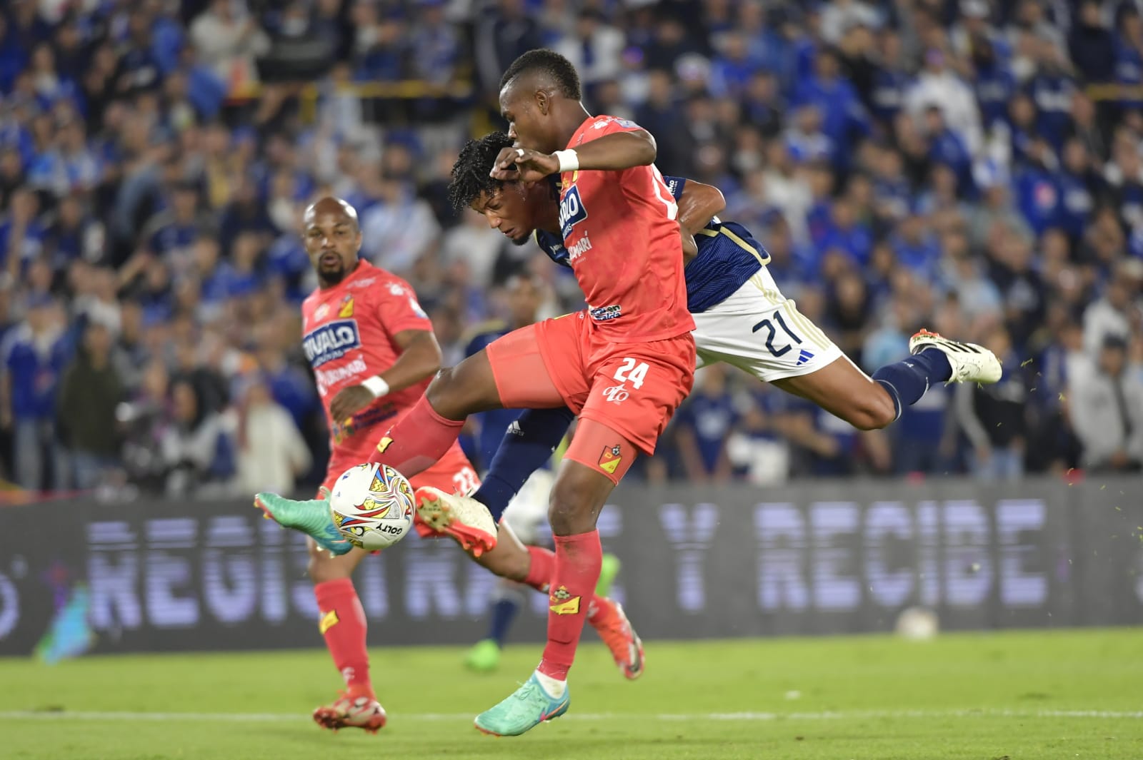 Jugadores del Deportivo Pereira marcando a Juan Carlos Pereira, autor del tanto de la victoria de Millonarios.