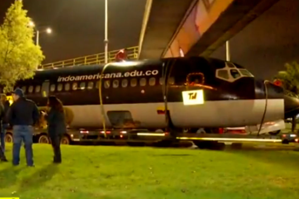 Camión que movilizaba fuselaje de avión quedó atrapado en puente de Bogotá