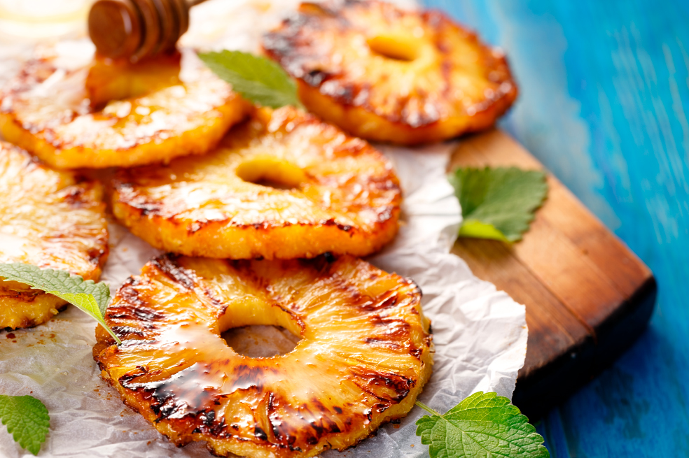 Paso a paso para preparar un postre de piña en rodajas sin horno