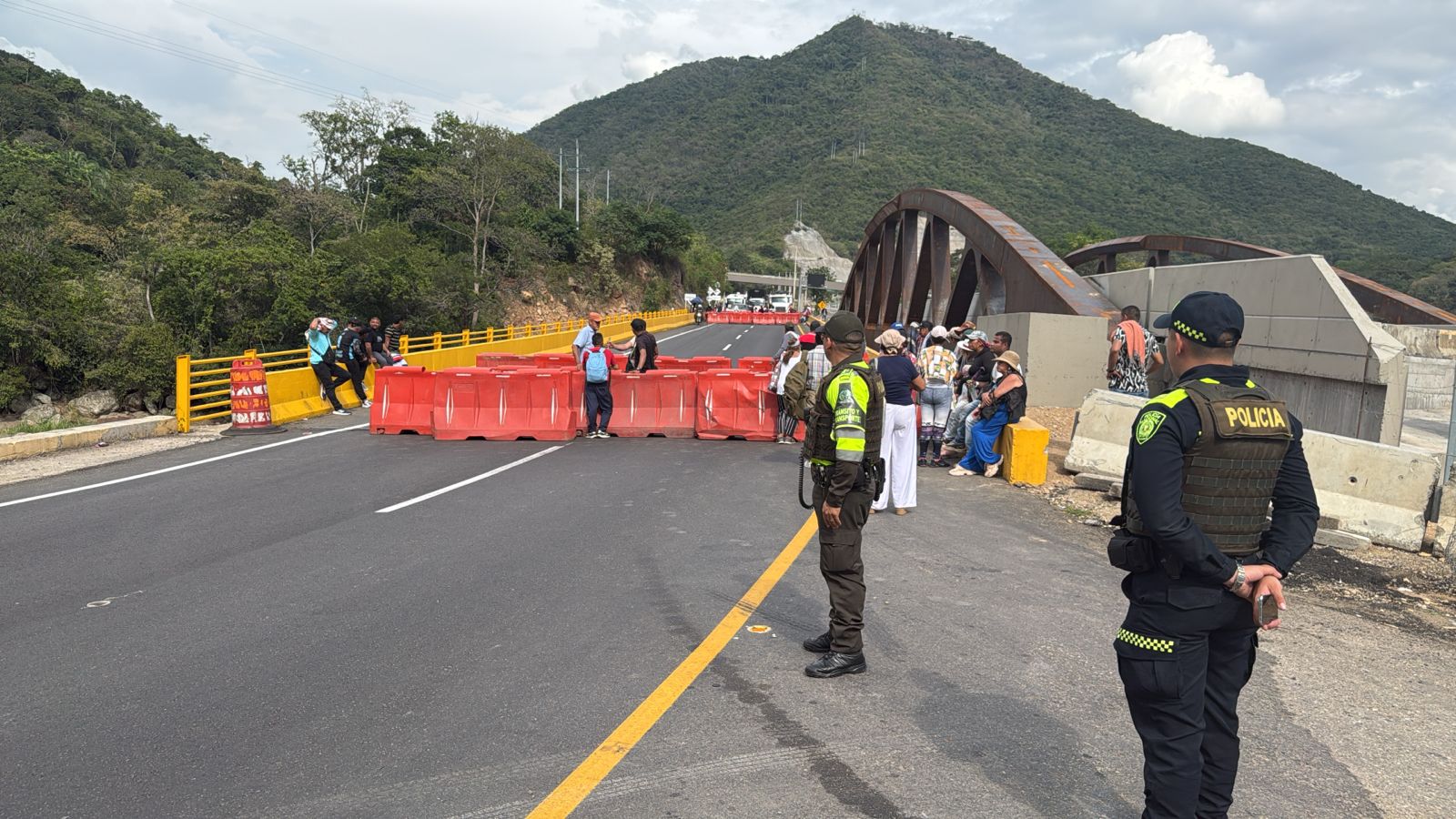 Ex-FARC continúan bloqueo en vía Bogotá-Girardot; Gobierno abre puerta al diálogo