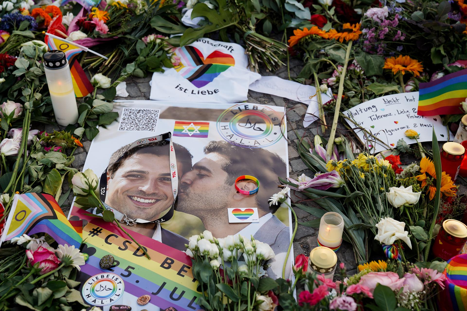 Berlin (Germany), 28/07/2026.- People gather at a memorial in front of the Brandenburg Gate, near the scene where a vehicle was driven into spectators along the route of the Christopher Street Day (CSD) parade in Berlin, Germany, 28 July 2026. German Interior Minister Alexander Dobrindt said the 25 July vehicle-ramming attack, which killed one person and injured 29 others, is being investigated as an Islamist terrorist attack. (Terrorista, Atentado terrorista, Alemania) EFE/EPA/FADI YOUSEF
