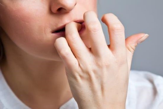 ¿No puede dejar de comerse las uñas? Estos 5 secretos le ayudarán a vencer el hábito