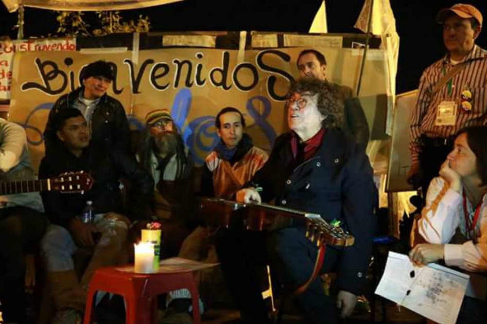 Las coplas de Piero llegaron al campamento por la paz