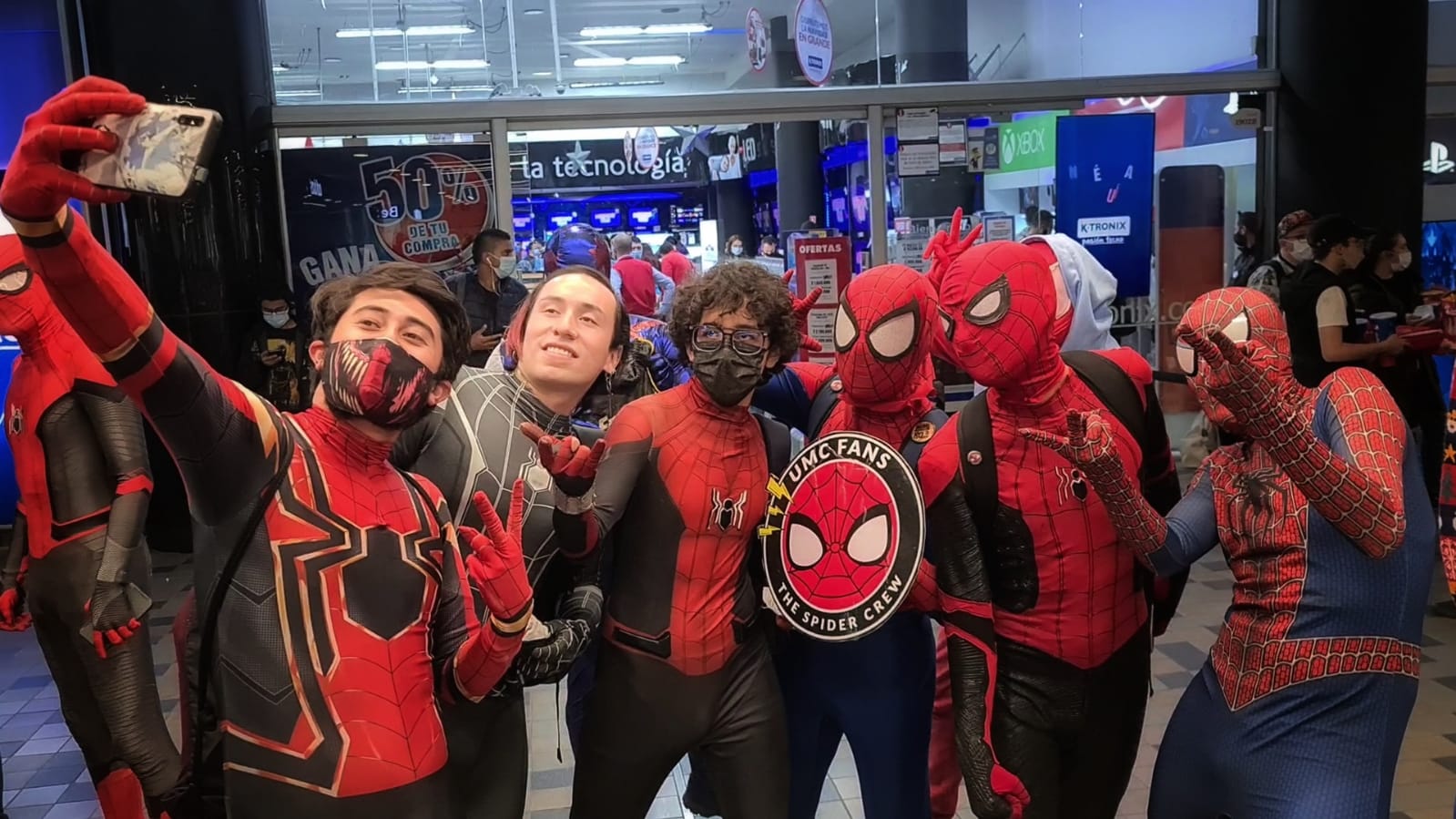 Ahora llega No Hay Home, protagonizada por Tom Holland, que ya ha aparecido como Spider-Man en cinco películas, todas pertenecientes al Universo Cinematográfico Marvel. La primera vez que el mundo conoció a Holland en el papel del superhéroe arácnido fue en Captain America: Civil War (2016), y luego, en la primera de sus películas propias: Spider-Man: Homecoming, donde finalmente se pudo ver a un Peter Parker completamente diferente a los dos anteriores. Un adolescente nerd, pero a la vez divertido, inmaduro, que lidiaba con los problemas normales de un niño de quince años.