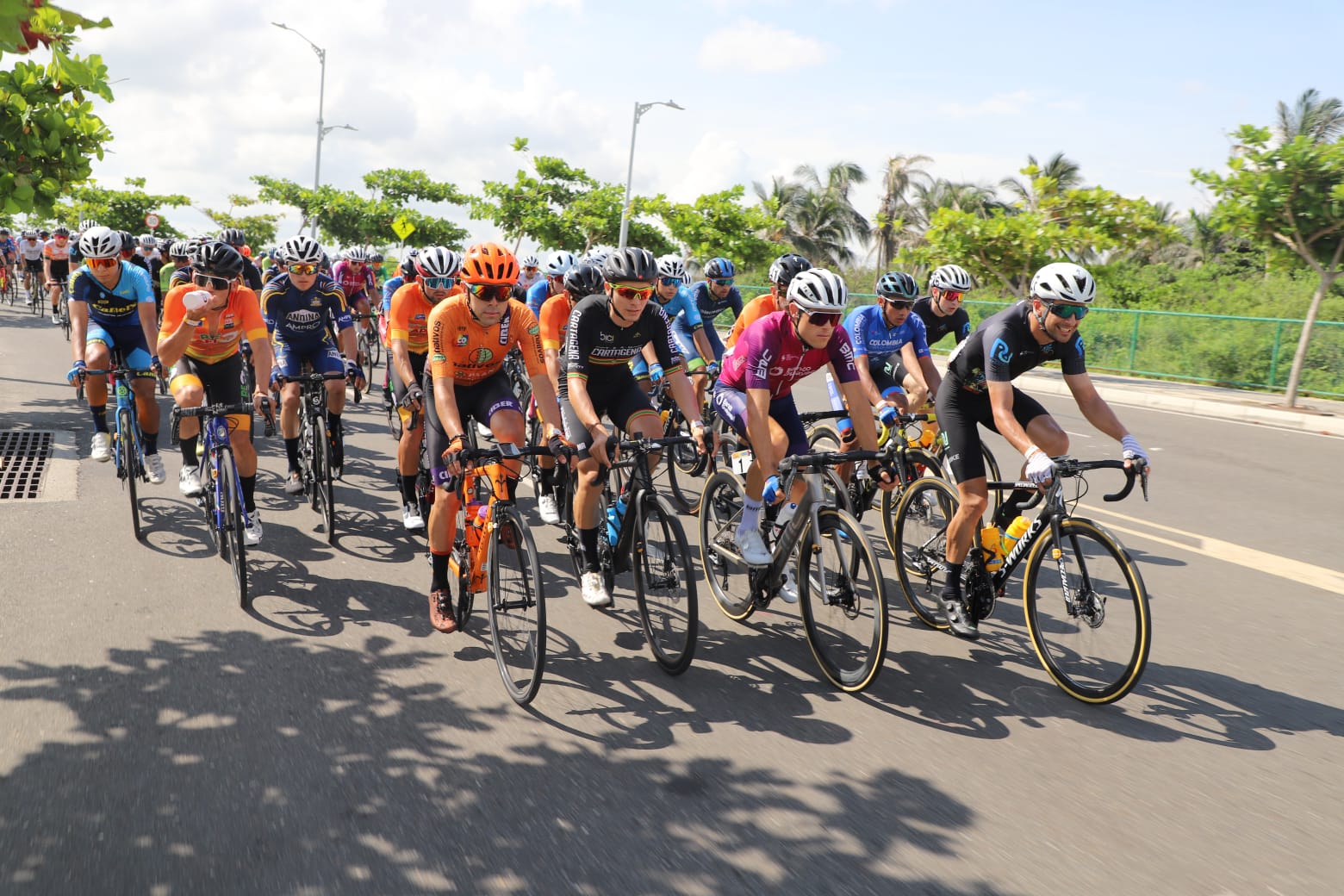 Vuelta a Colombia 2022: Aficionado imprudente provoca caída masiva en Corozal