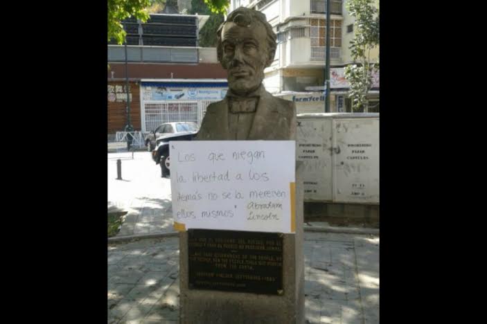 Hasta estatuas protestan en Venezuela