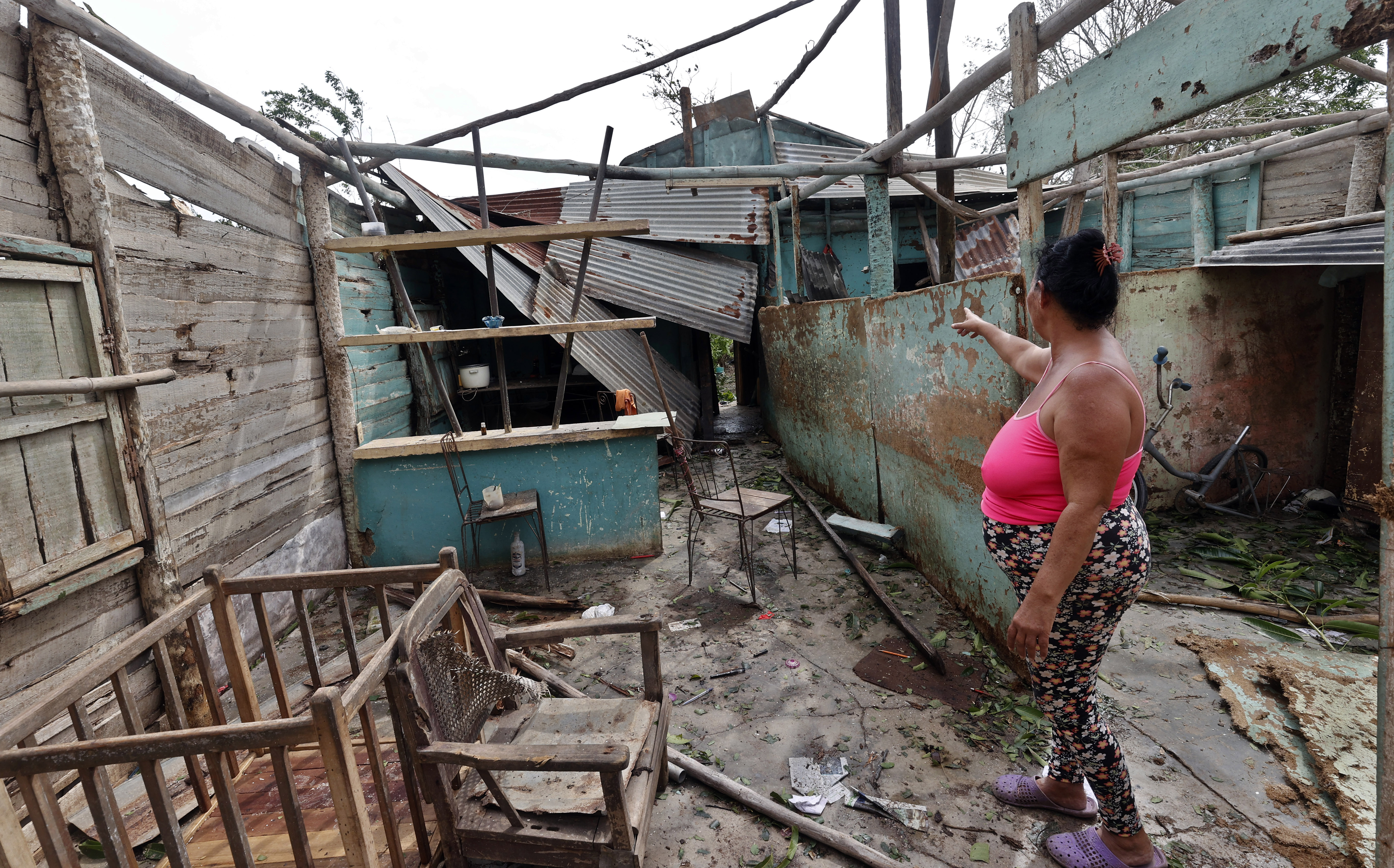 ACOMPAÑA CRÓNICA: CUBA HURACANES ATLÁNTICO. AME5263. ARTEMISA (CUBA), 07/11/2024.- Una mujer observa su vivienda destrozada tras el paso del huracán Rafael, este jueves la provincia de Artemisa (Cuba). El Gobierno cubano ya avanzó, a poco de pasar Rafael, que las afectaciones concentradas en las provincias occidentales de La Habana, Artemisa y Mayabeque, son "muy fuertes". Por el momento no se han reportado víctimas mortales, como enfatizó en redes el canciller cubano, Bruno Rodríguez. EFE/ Ernesto Mastrascusa