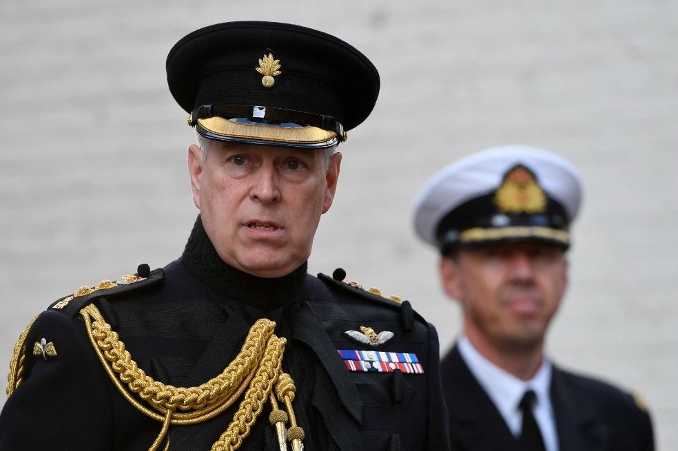 ¿Por qué la reina Isabel II despojó al príncipe Andrés de sus títulos militares?