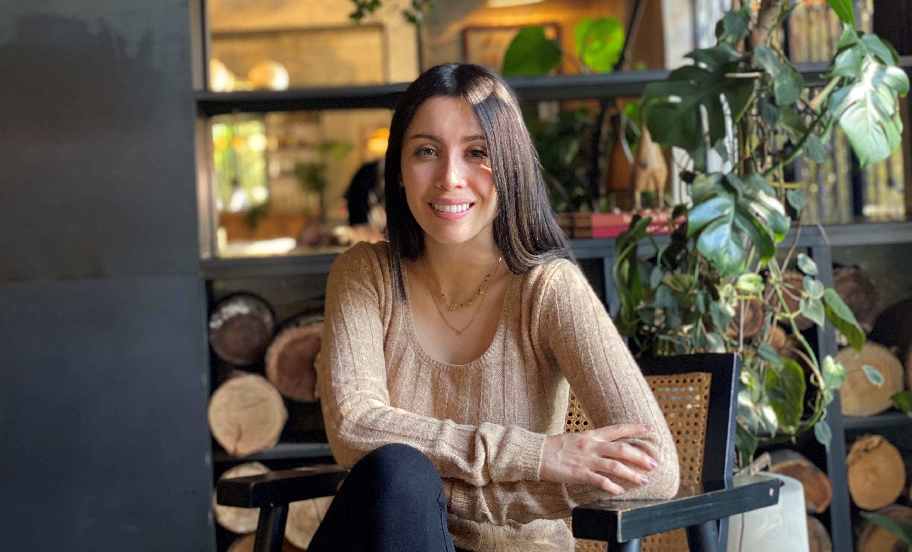 Ella creó una empresa de joyería que cree en la manufactura local
