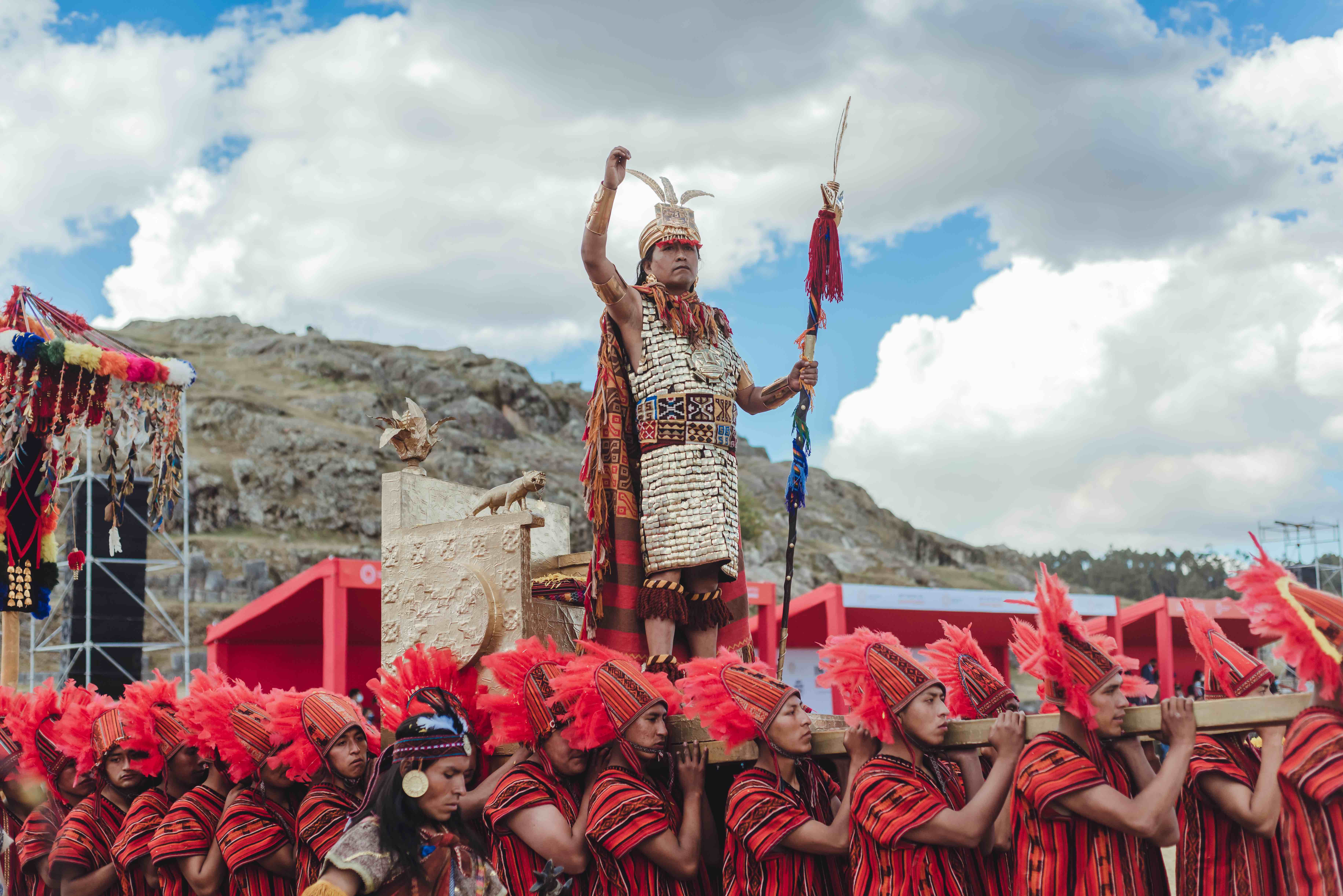 El Inti Raymi es mucho más que una fiesta. Es una vivencia profunda que conecta con el legado incaico, llena de emoción, identidad y espiritualidad. Una experiencia única que todo viajero debería vivir al menos una vez en la vida.