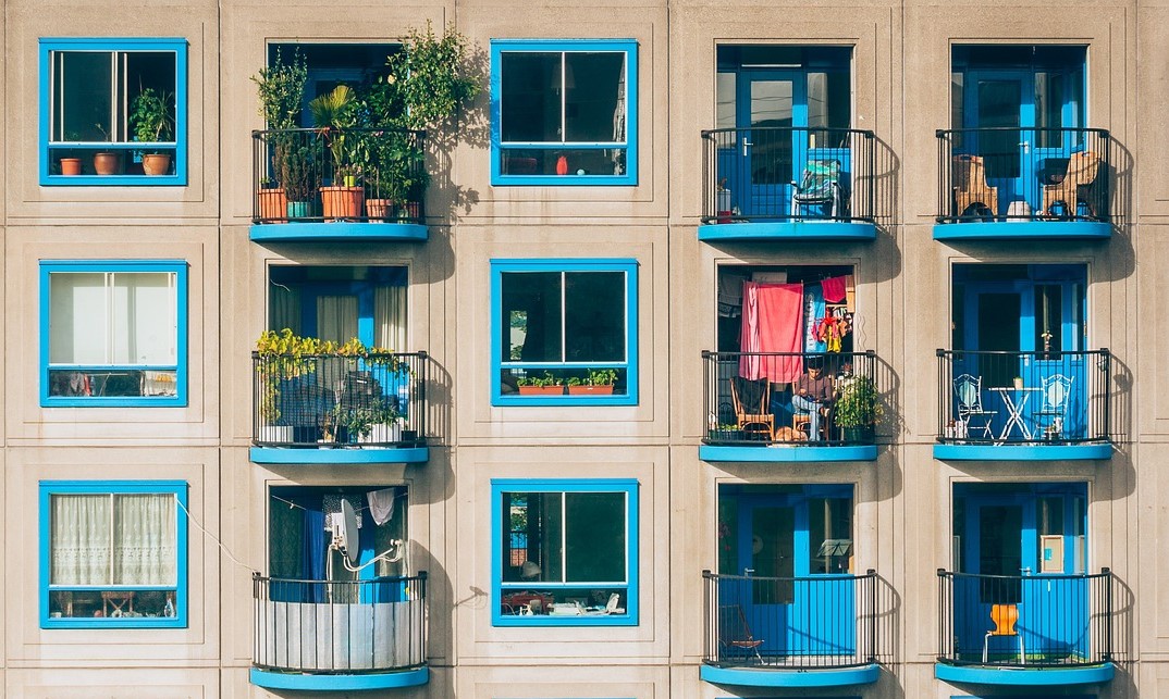 Ideas encantadoras para decorar tu balcón con mallas naturales o sintéticas