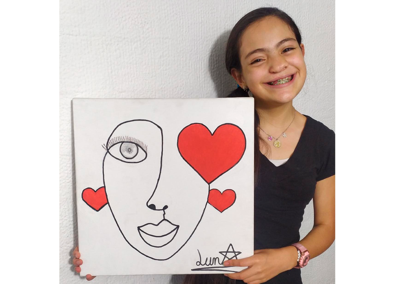 Luna hizo un cuadro sobre su sonrisa.