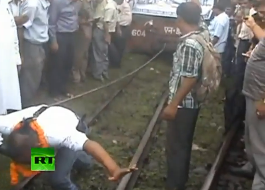 Hombre en India haló un tren con su pelo