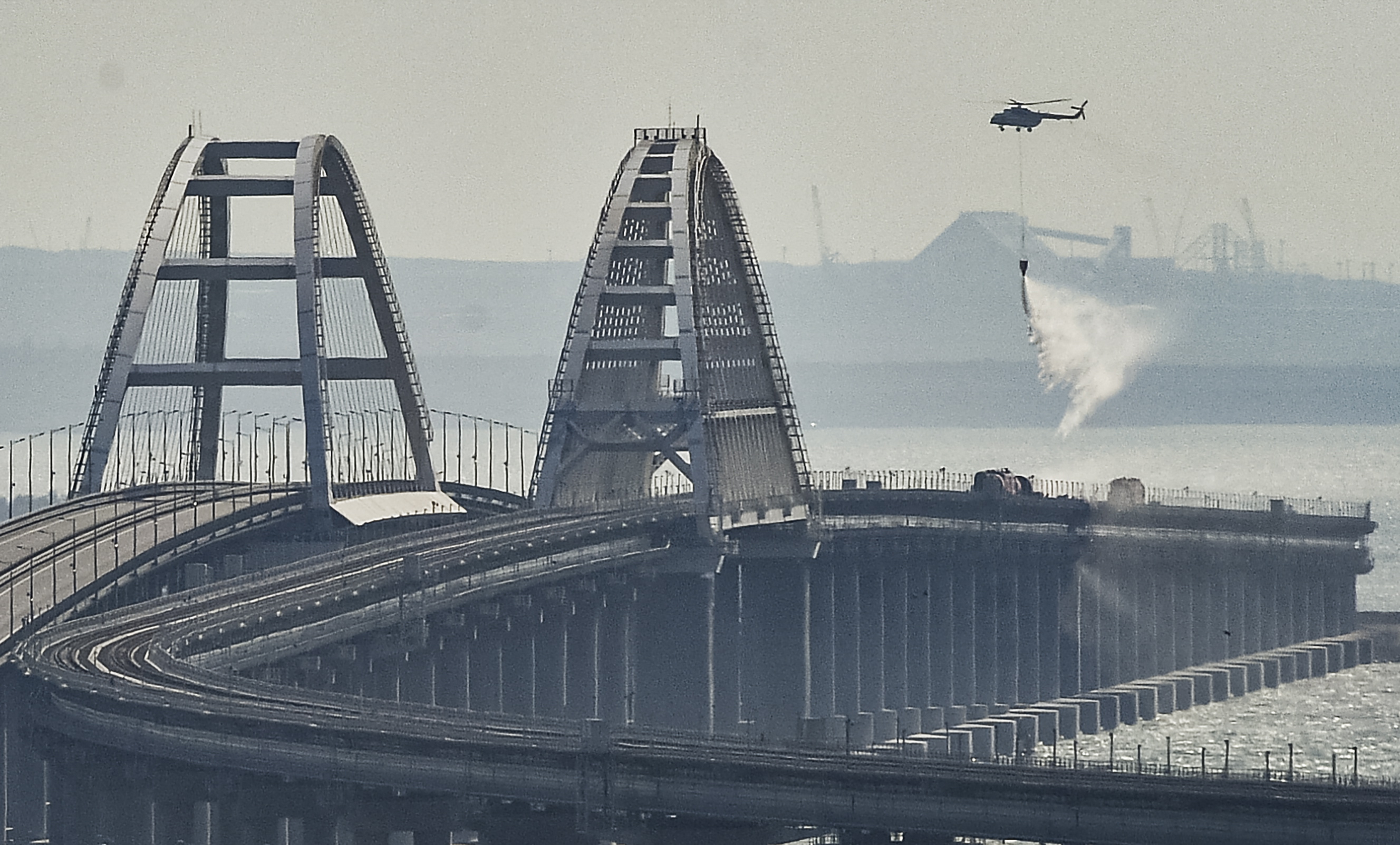 Explosión de camión bomba en único puente que une a Crimea con Rusia