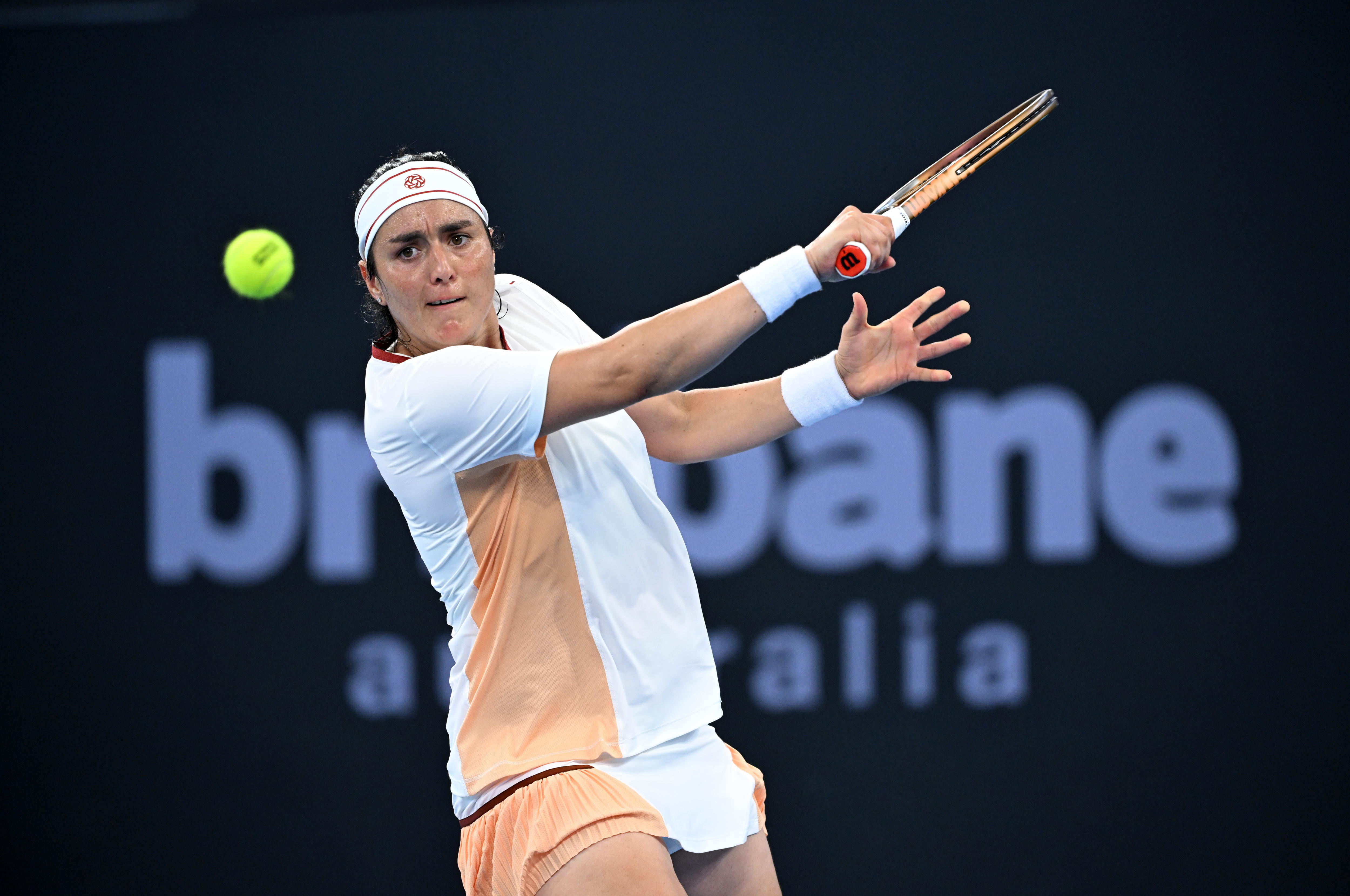 Brisbane (Australia), 03/01/2025.- Ons Jabeur of Tunisia in action during a Brisbane International tennis tournament quarterfinal match against Mirra Andreeva of Russia at Queensland Tennis Centre in Brisbane, Australia, 03 January 2025. (Tenis, Rusia, Túnez, Túnez) EFE/EPA/DARREN ENGLAND AUSTRALIA AND NEW ZEALAND OUT