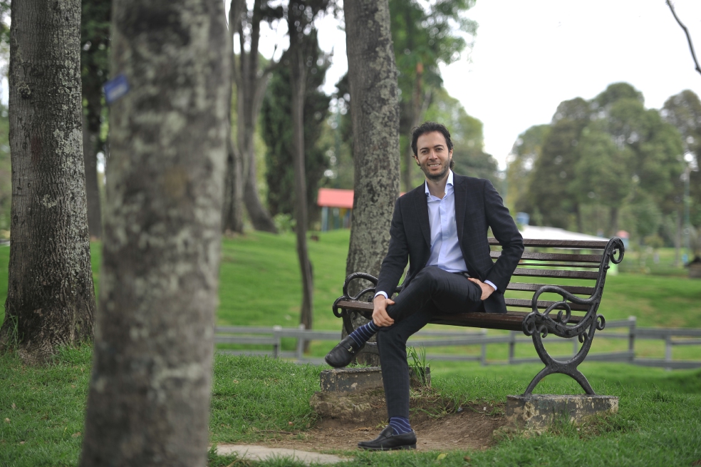 Daniel Quintero, quien es ingeniero electrónico de la Universidad de Antioquia, en el parque de Los Novios en Bogotá. / Gustavo Torrijos - El Espectador