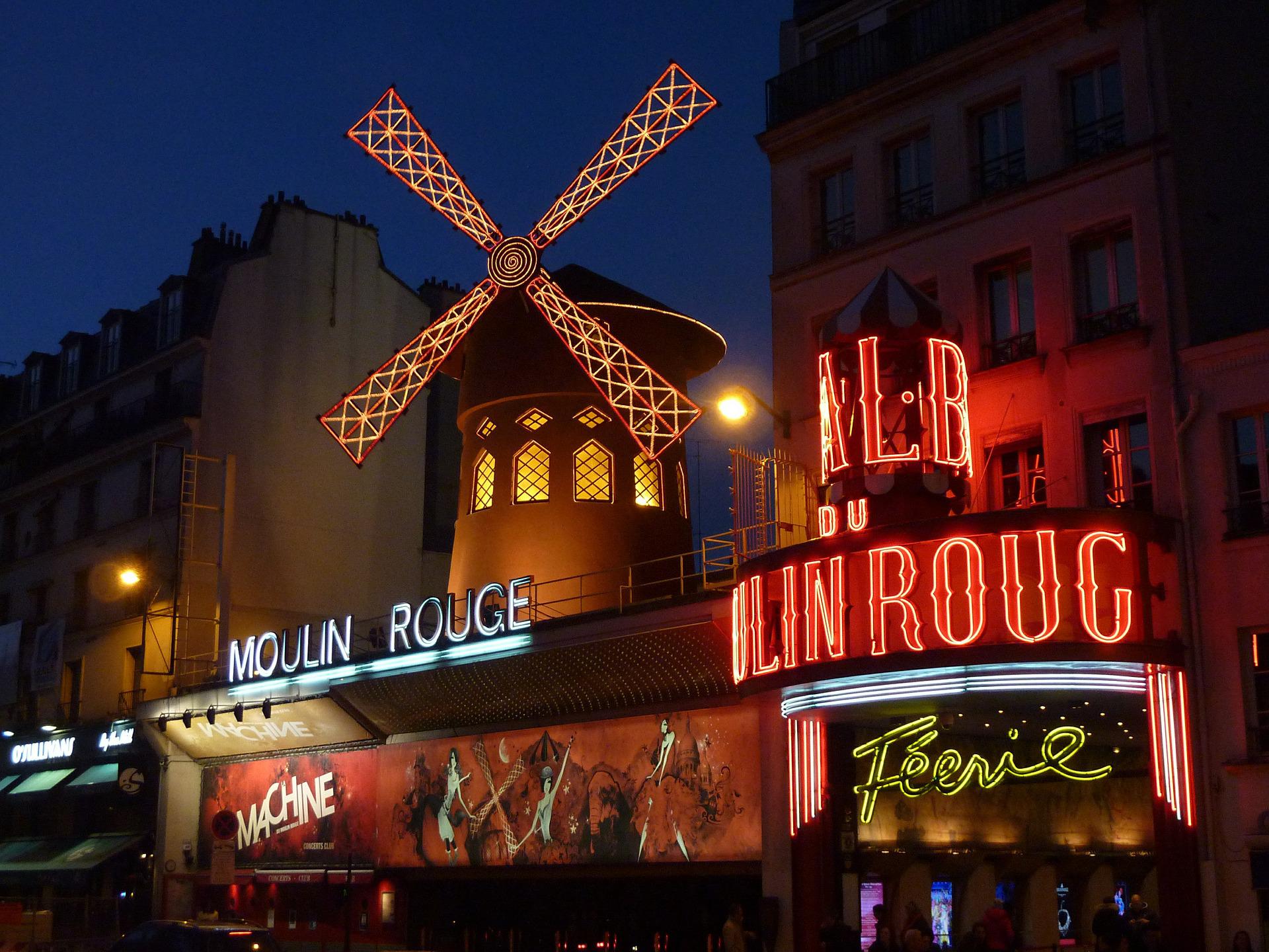 ¿Cómo dormir en el icónico Moulin Rouge, en París?