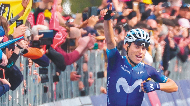 Éiner Rubio celebra su triunfo en la etapa 13.