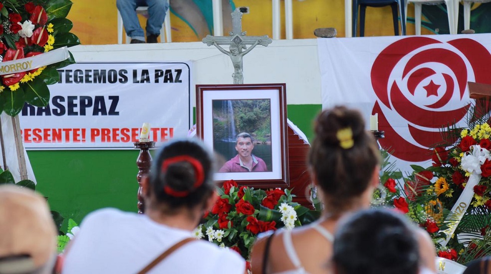 Tras el asesinato de Juan de Jesús Monroy, los excombatientes que se reincorporaban en La Julia quedan en la incertidumbre, porque saben que los armados los tienen en la mira. En ese mismo municipio, en el poblado El Diamante, ya habían salido desplazados más de 30 excombatientes que tuvieron que dejar sus proyectos productivos atrás por las amenazas de los grupos armados.