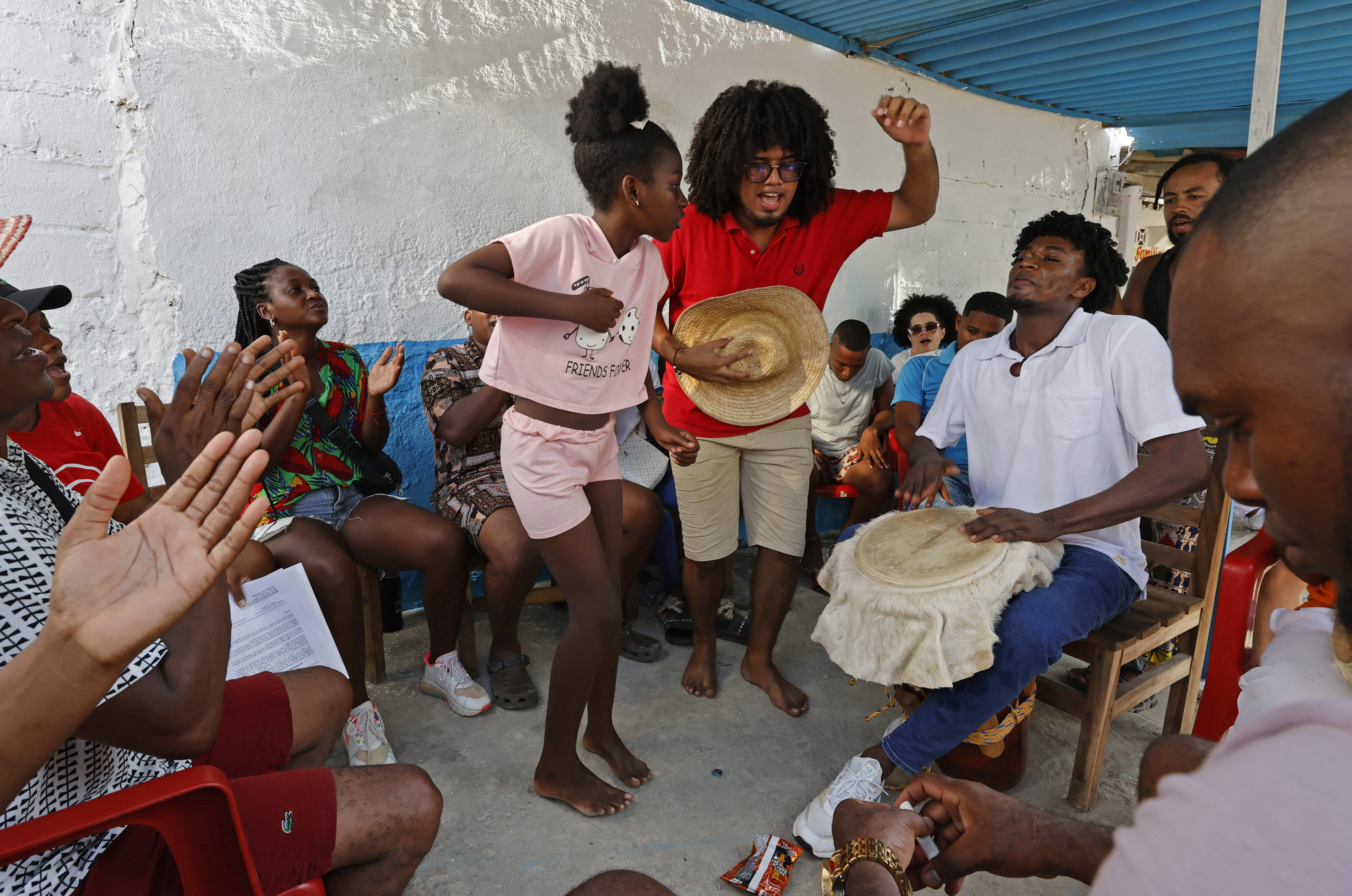 ACOPAÑA CRÓNICA: COLOMBIA MÚSICA - AME6324. MARÍA LA BAJA (COLOMBIA), 26/12/2023.- Un grupo de jóvenes prepara una presentación de bullerengue el 7 de diciembre de 2023, en María La Baja, en el norteño departamento de Bolívar (Colombia). Adriana Martínez recuerda que todos los diciembres durante el Festival del Bullerengue en María La Baja, un pueblo colombiano en la región de los Montes de María, la música inundaba las esquinas y las faldas amplias ondeaban al ritmo de este son caribeño, una tradición que se ha diluido por el conflicto y la pérdida de identidad cultural entre los jóvenes. EFE/ Mauricio Dueñas Castañeda