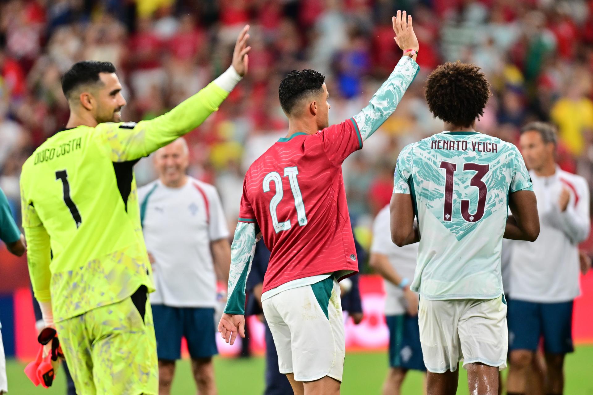 TORONTO (Canada), 02/07/2026.- Cristiano Ronaldo of Portugal (C), wearing the shirt of his late teammate Diogo Jota, with his teammates greet supporters after winning the FIFA World Cup 2026 Round of 32 match Portugal against Croatia, in Toronto, Canada, 02 July 2026. (Croacia) EFE/EPA/EDUARDO LIMA
