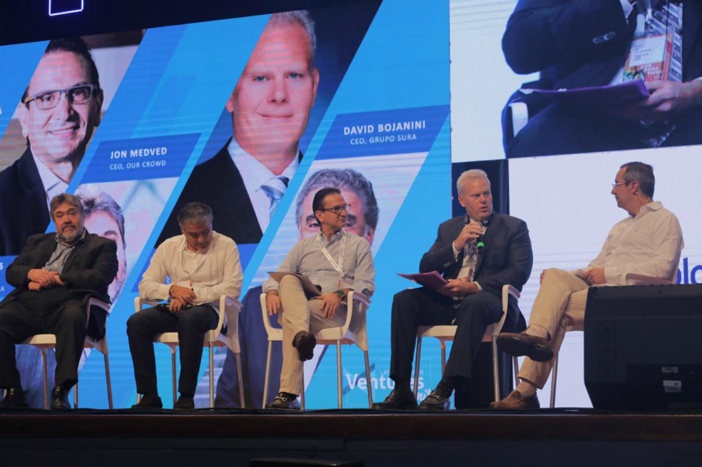 Andrés Cadena, Partner de McKinsey & Company; Jon Medved, CEO de Our Crowd; David Bojanini, CEO de Grupo Sura; Juan Carlos Mora, CEO de Bancolombia y Richard Smith, Presidente y CEO de FedEx Trade NetworksCortesía"Debo decir que las cifras para el 2018 ya muestran una dinámica más vibrante en inversión. Lo que yo llamo: el efecto unicornio. Actualmente, ocupamos el tercer lugar de la región de mayor interés para los inversionistas después de Brasil y México. Este año se logró más que triplicar el monto total de los negocios realizados. Entre fusiones, ventas, adquisición y cambios patrimoniales, pasamos de tener 818 millones de dólares negocios realizados en los primeros tres trimestres del 2017 a 2,767 millones de dólares en el mismo periodo del 2018. Esto en el mismo número de negocios, solo que ahora son negocios más grandes y de mayor valor", asegura la directora.