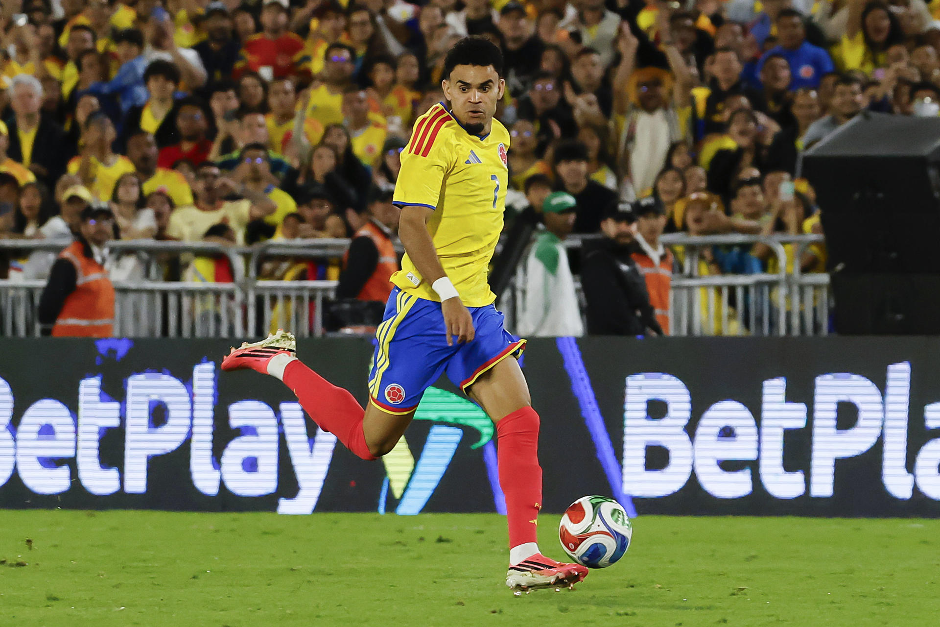 AME7690. BOGOTÁ (COLOMBIA), 01/06/2026.- Luis Díaz de Colombia controla un balón este lunes, en un partido amistoso entre Colombia y Costa Rica previo a la Copa Mundial de Fútbol de 2026, en el estadio El Campín en Bogotá (Colombia). EFE/ Mauricio Dueñas Castañeda