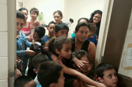 Gobierno de EE.UU. alerta de agresiones de «coyotes» a niños al cruzar la frontera