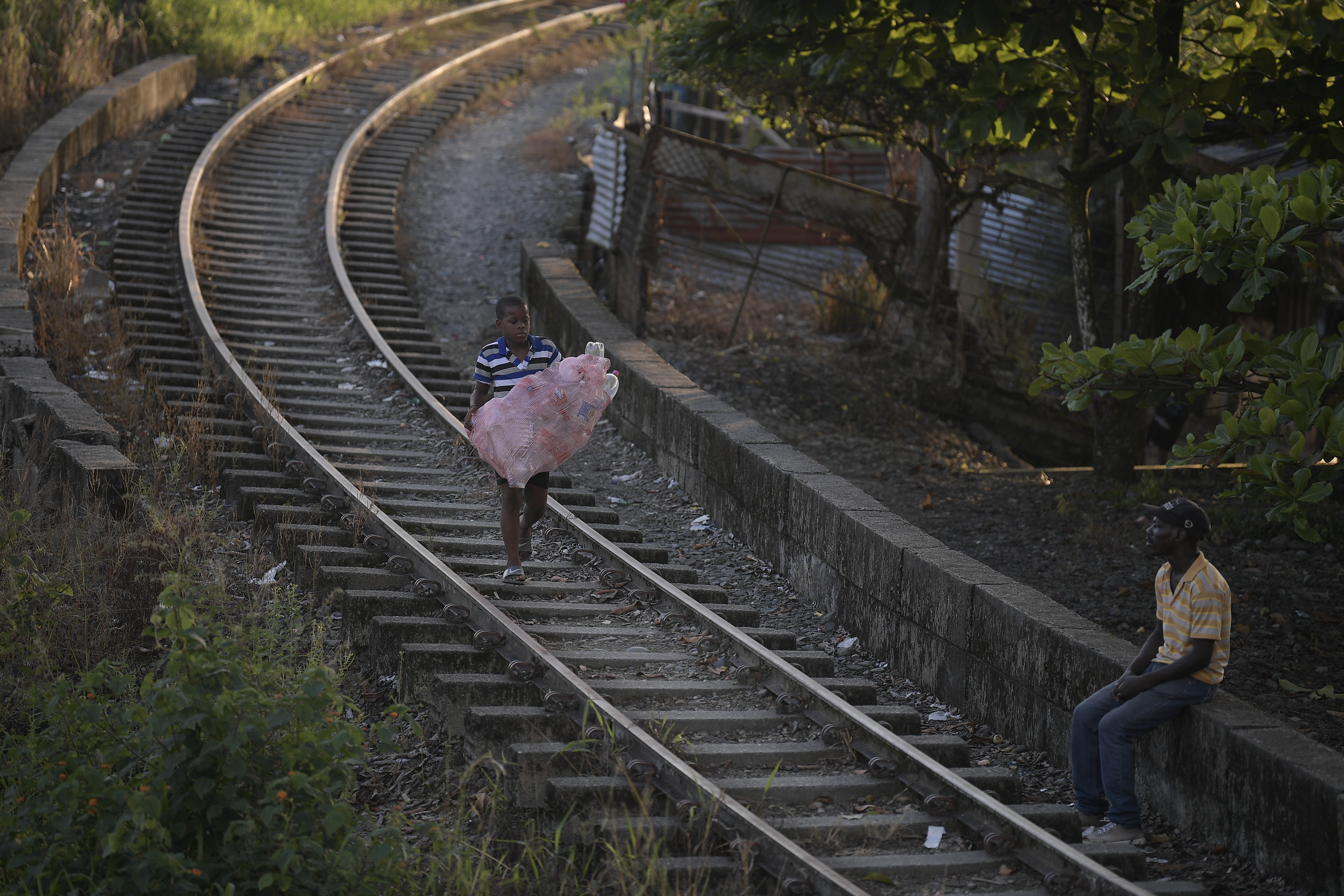 Varios aspectos de este departamento: Vistas panorámicas, calles, habitantes, vías del tren.