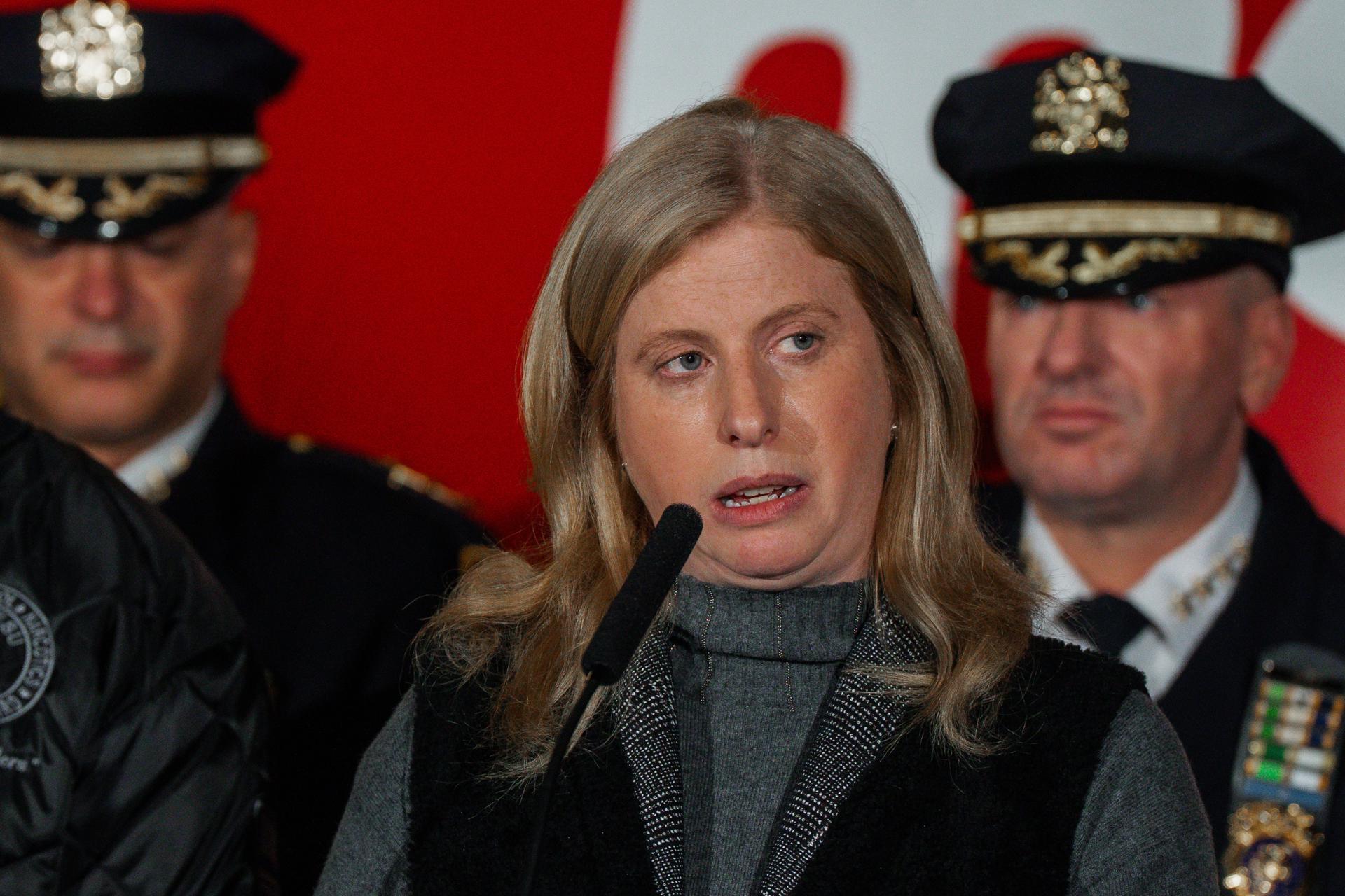 NEW YORK (United States), 27/11/2025.- NYPD Commissioner Jessica Tisch speaks during a press conference on Thanksgiving Day Parade safety in New York, New York, USA, 26 November 2025. The iconic Thanksgiving Day Parade, which began in 1924, features giant helium balloons of beloved characters floating above Manhattan's streets on Thanksgiving morning. (Nueva York) EFE/EPA/OLGA FEDOROVA
