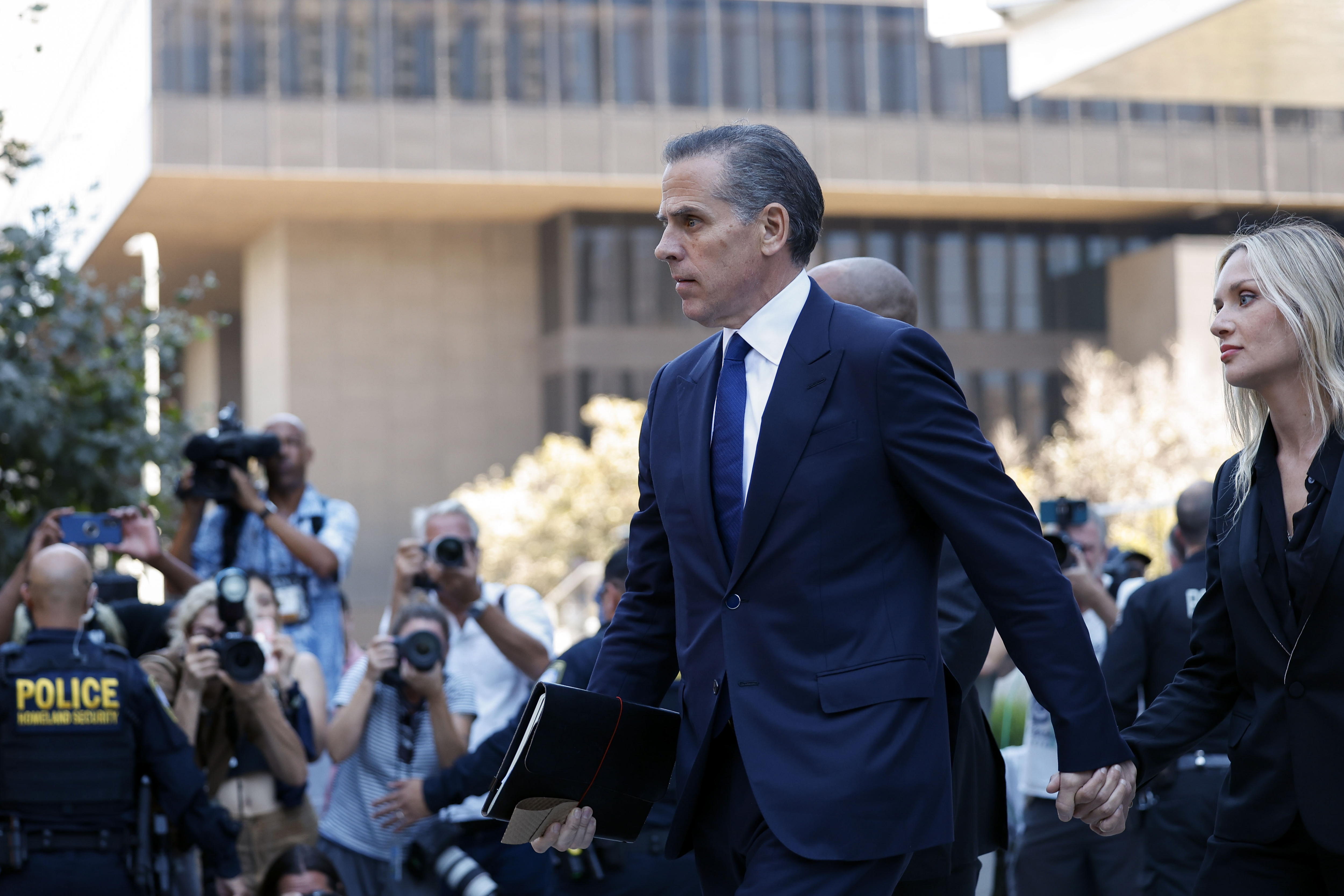 Los Angeles (United States), 05/09/2024.- Hunter Biden (C), and his wife Melissa Cohen Biden (R), leave the First Street US Courthouse in Los Angeles, California, USA, 05 September 2024. Hunter Biden pleaded guilty to nine charges of failing to file four years'Äô worth of taxes on time to avoid paying at least $1.4 million in taxes, while making millions of dollars from foreign business entities. EFE/EPA/CAROLINE BREHMAN