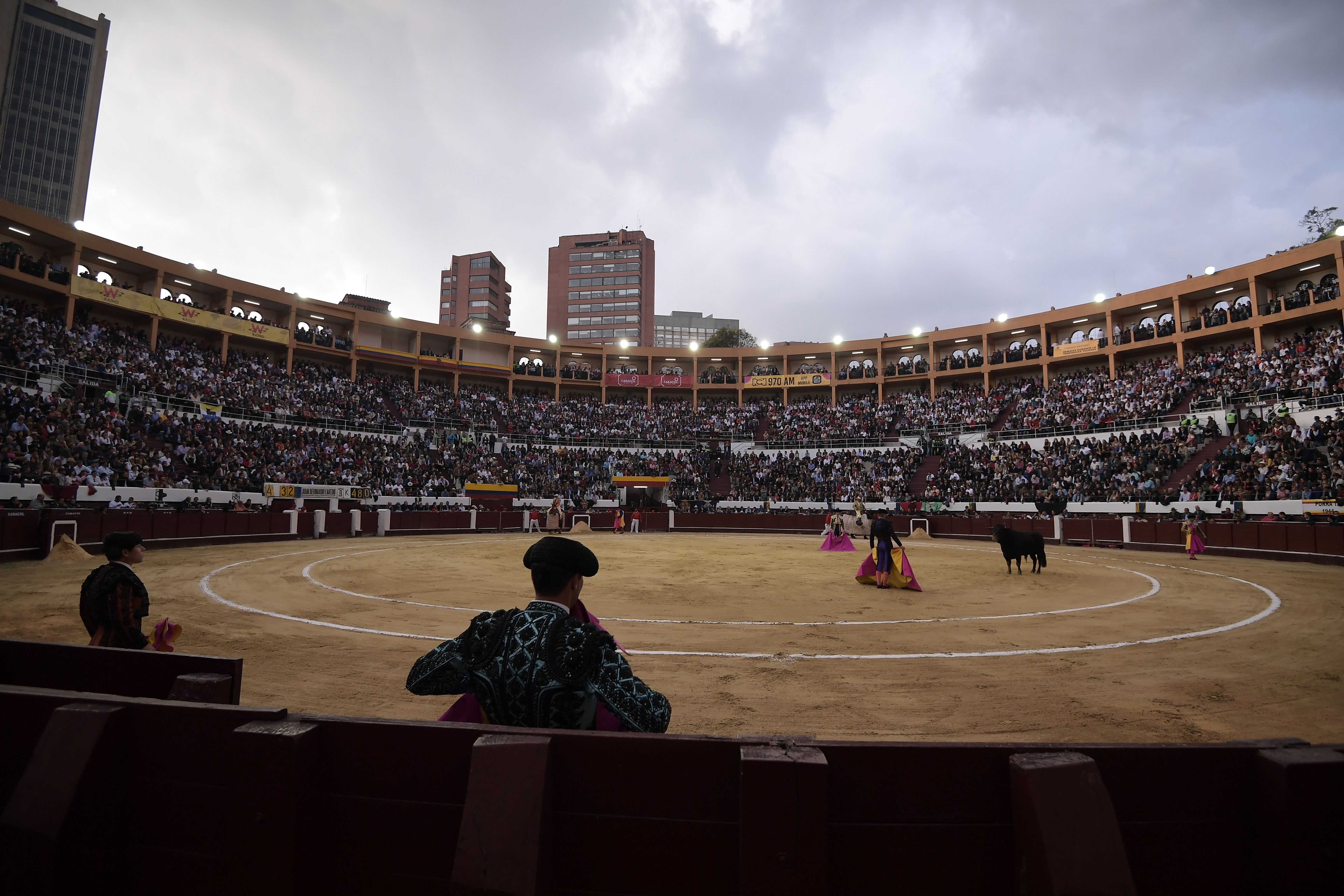 Corrida de toros en la plaza de Santamaría, rejoneadores, banderilleros y otros aspectos de esta.