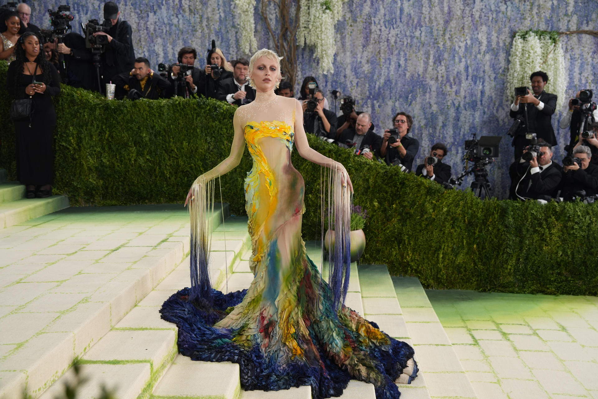 AME9303. NUEVA YORK (ESTADOS UNIDOS), 04/05/2026.- Emma Chamberlain posa este lunes, durante la alfombra roja de la Met Gala, en Nueva York (EE.UU.). EFE/ Octavio Guzmán
