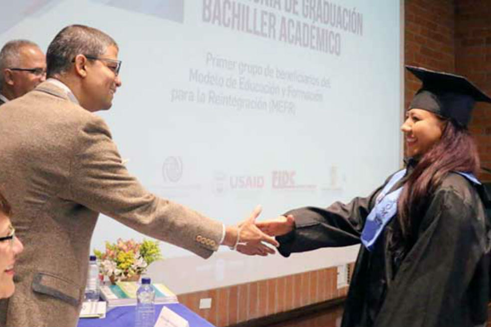 La primera generación de reintegrados que recibe un diploma académico