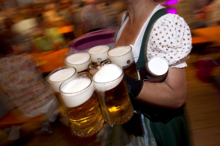 Empresa paga a empleados alcohólicos con cerveza