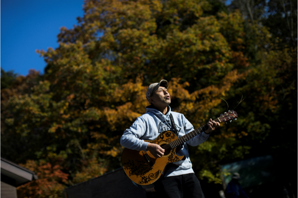 El músico que canta por la vida en el «bosque del suicidio» de Japón