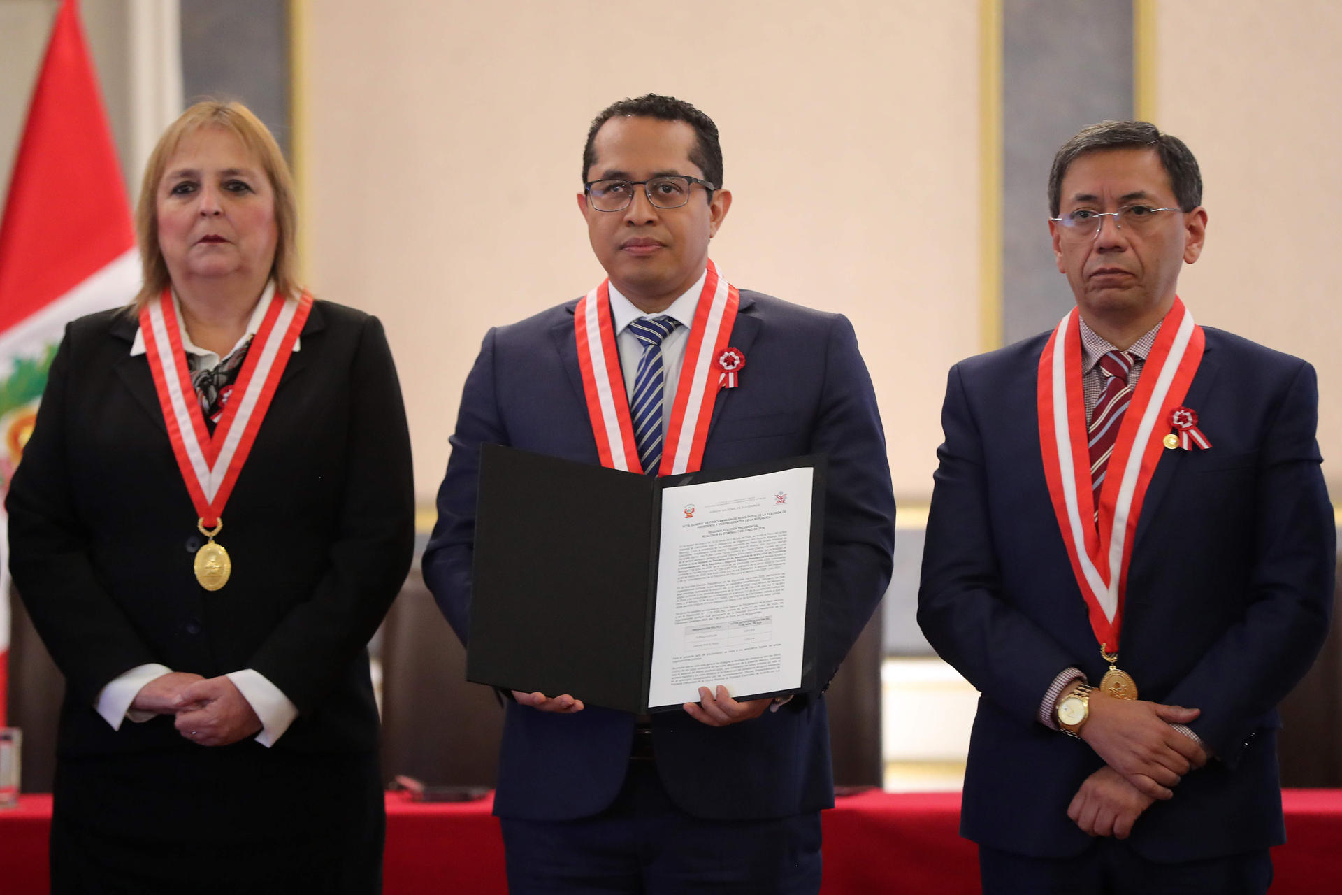 Perú oficializa la victoria de Keiko Fujimori y pone fin a semanas de incertidumbre