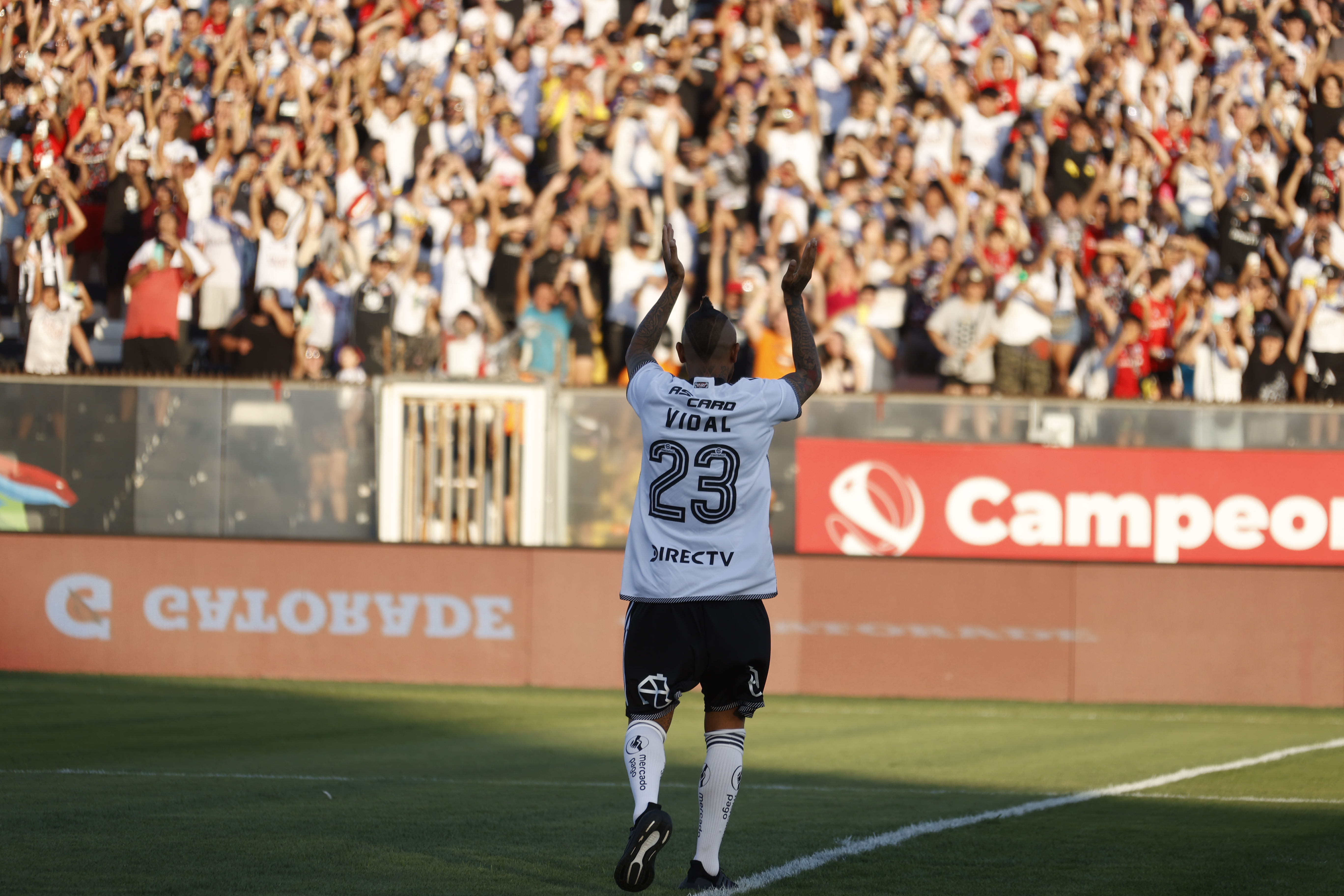 AME4302. SANTIAGO (CHILE), 01/02/2024.- El centrocampista internacional Arturo Vidal aterriza en helicóptero durante su presentación como nuevo jugador de Colo Colo, hoy, en el estadio Monumental, en Santiago (Chile). El mediocampista chileno Arturo Vidal dijo este jueves que espera que "la ANFP empiece a hacer las cosas bien", ante una posible huelga del sindicato de futbolistas profesionales de Chile (Sifup) por la decisión de permitir seis extranjeros en el campo. EFE/ Elvis Gonzalez