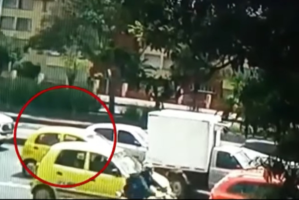 Furgón atropelló y mató a taxista, quien le reclamó por un choque al norte de Bogotá