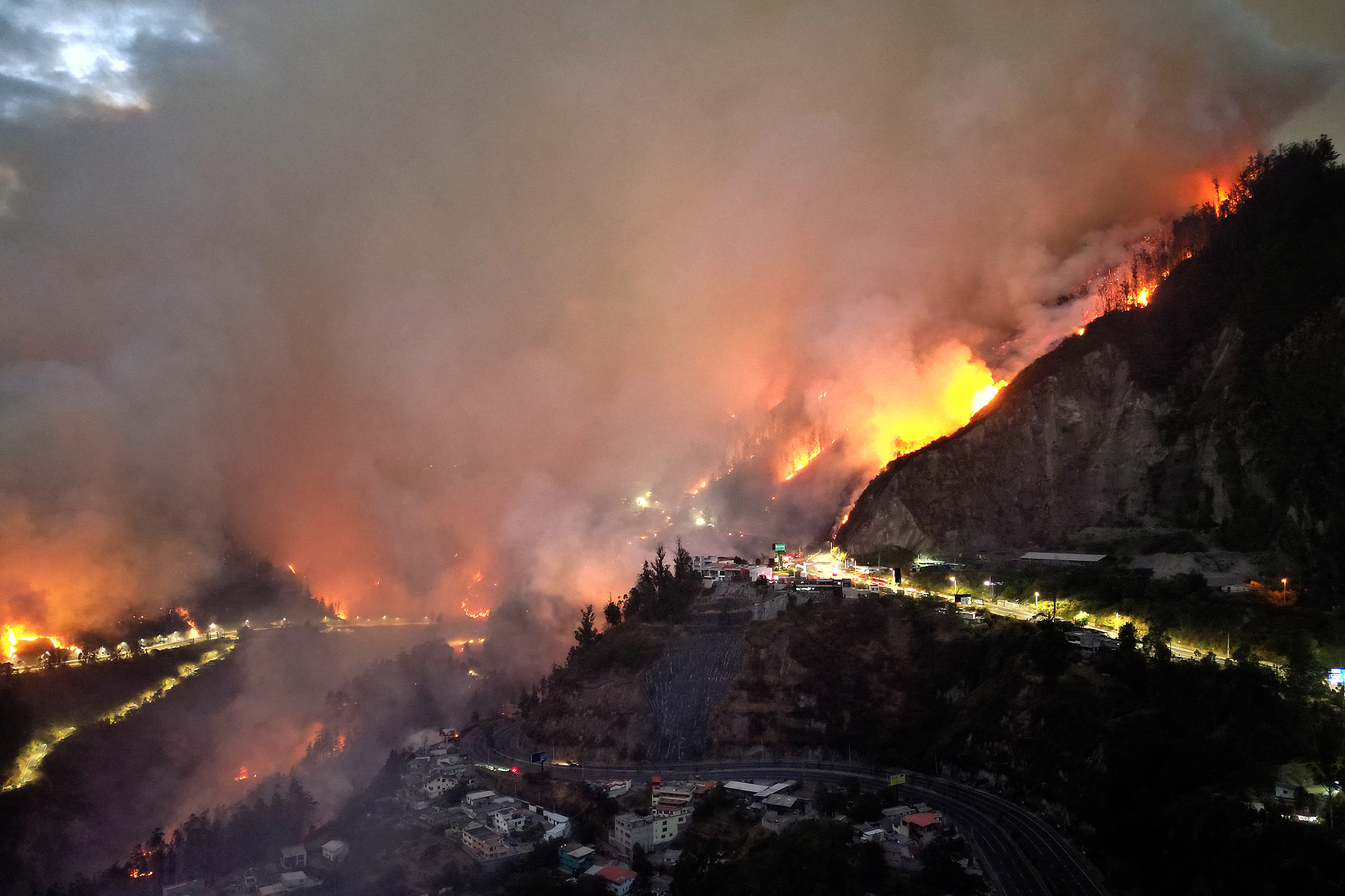 Quito, cubierta por un humo espeso por causa de varios incendios forestales