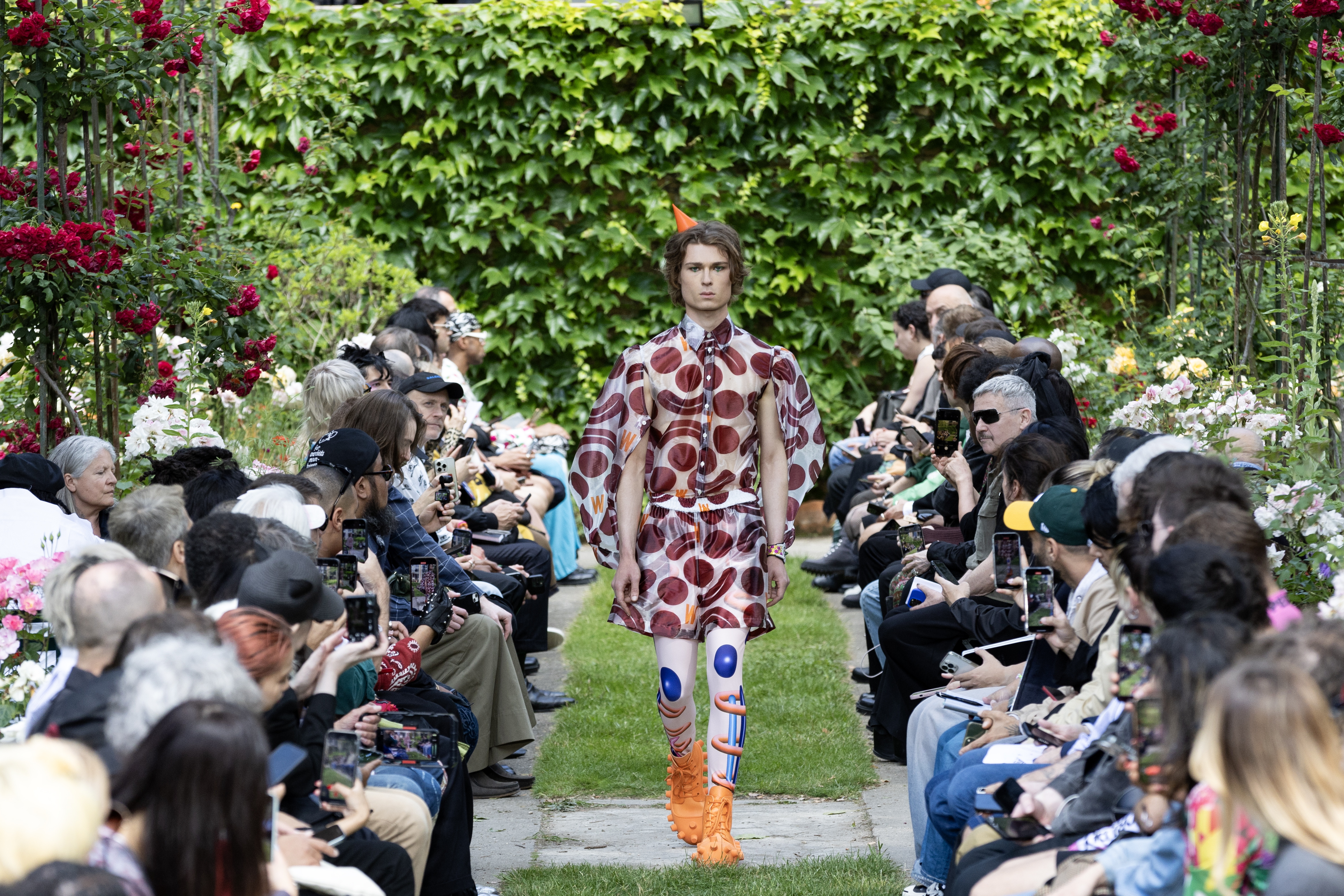 Paris (France), 19/06/2024.- A model presents a creation by Belgian designer Walter Van Beirendonck of the Spring/Summer 2025 Menswear Collection during the Paris Men's Fashion Week, in Paris, France, 19 June 2024. The presentation of the Men'Äôs collections runs from 18 to 23 June. (Moda, Francia) EFE/EPA/ANDRE PAIN