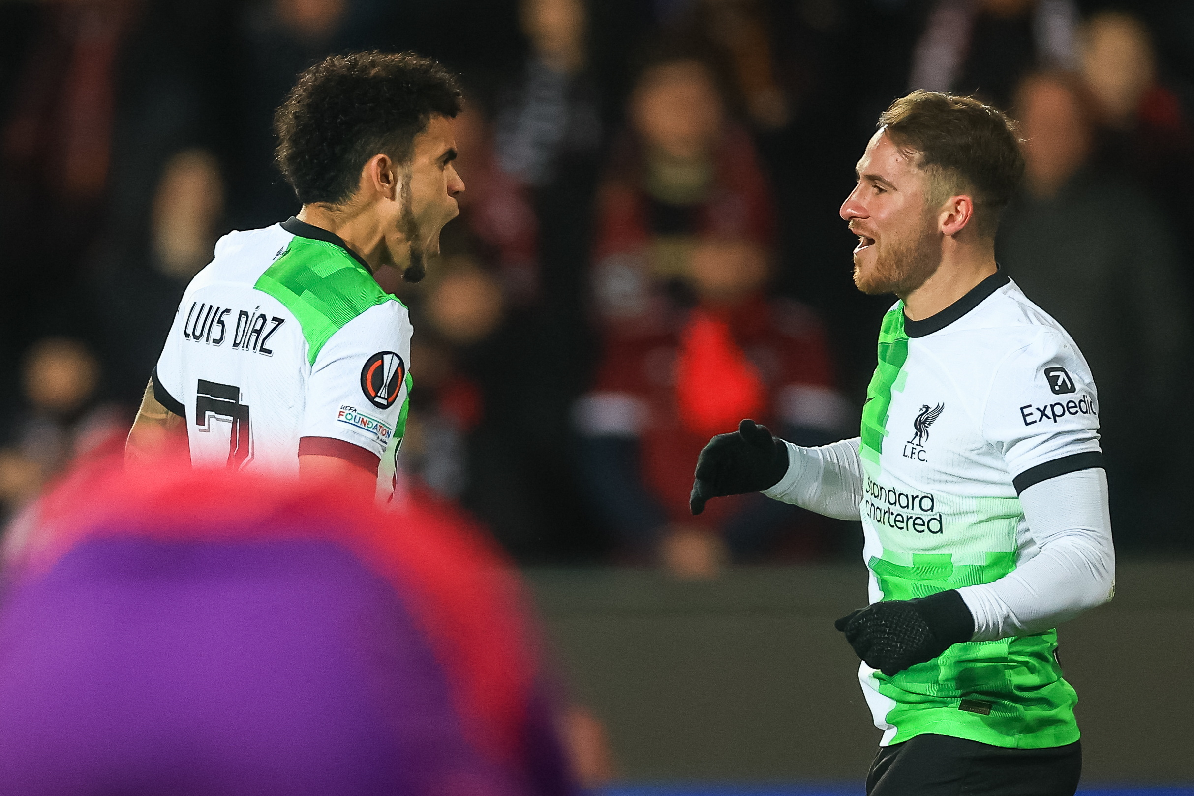 Prague (Czech Republic), 07/03/2024.- Alexis Mac Allister of Liverpool (R) celebrates with teammate Luis Diaz (L) after scoring the 0-1 goal during the UEFA Europa League round of 16 first leg soccer match between Sparta Prague and Liverpool FC in Prague, Czech Republic, 07 March 2024. (República Checa, Praga) EFE/EPA/MARTIN DIVISEK