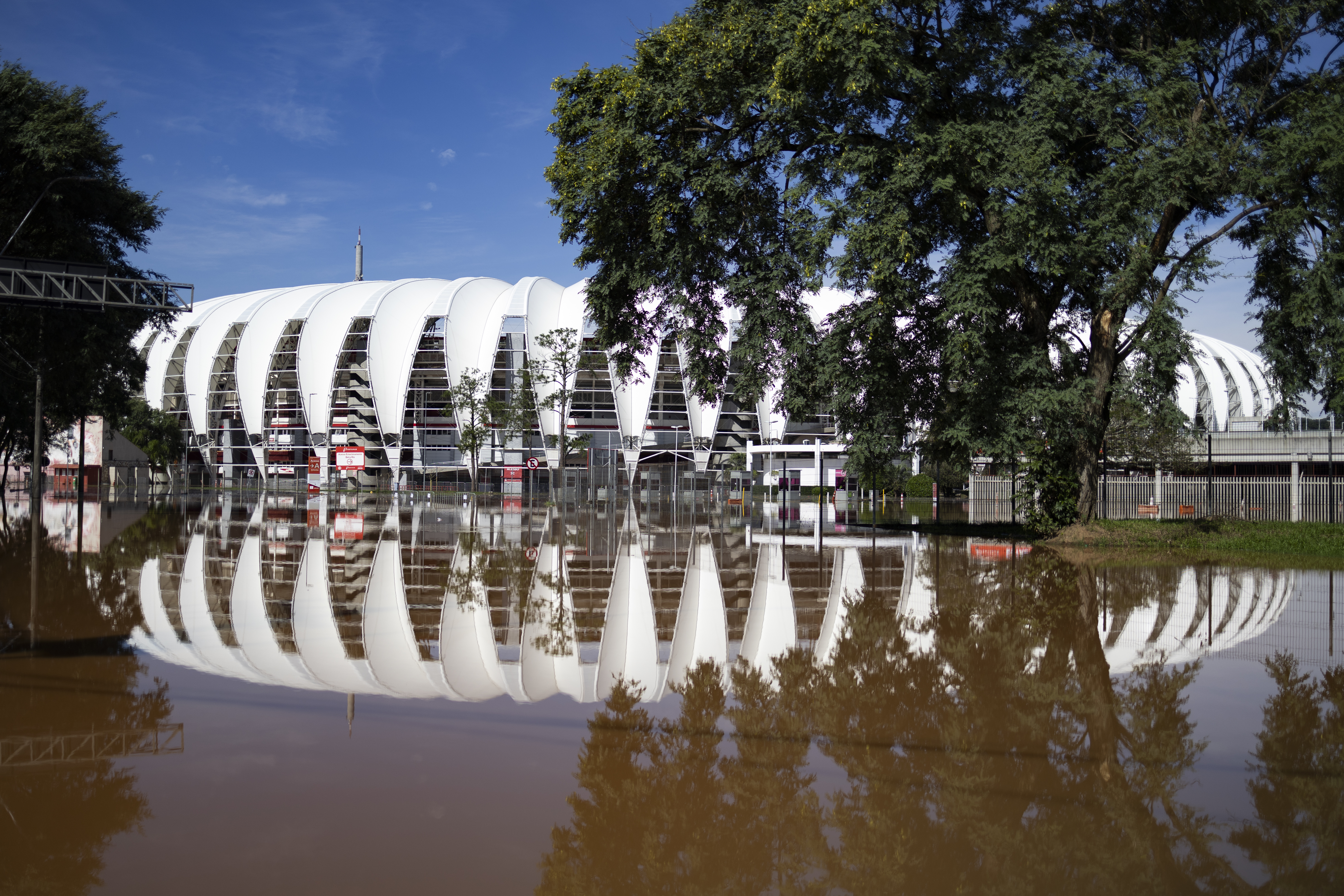 AME4197. PORTO ALEGRE (BRASIL), 07/05/2024.- Fotografía que muestra las inundaciones en el estadio de fútbol Beira-Rio y sus alrededores, ubicado a orillas del lago Guaíba en la ciudad de Porto Alegre (Brasil). El presidente brasileño, Luiz Inácio Lula da Silva, alertó este martes que "la tragedia climática" en la región sur del país "aún no ha acabado", tras registrar al menos 90 muertos, 132 desaparecidos y cuantiosos daños materiales. EFE/ Isaac Fontana
