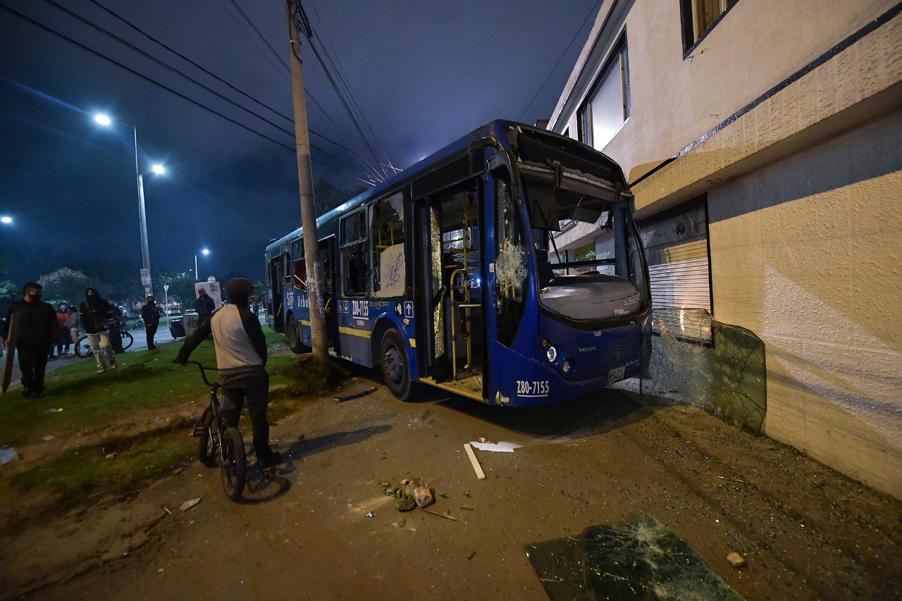 En imágenes: disturbios en el segundo día de protestas en Bogotá